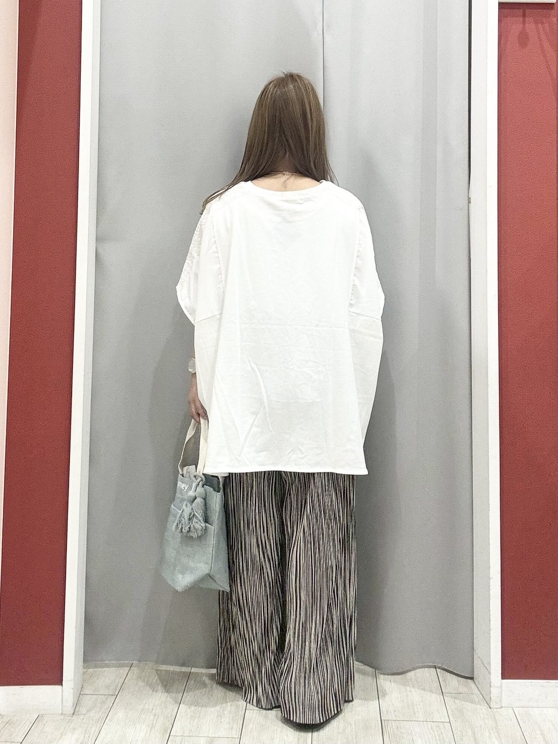 shioさんの「SHOO･LA･RUE｜【ひんやり/洗濯機可/体型カバー】インせず着られる 肩レース切り替えポンチョ風トップス」を使ったコーディネート