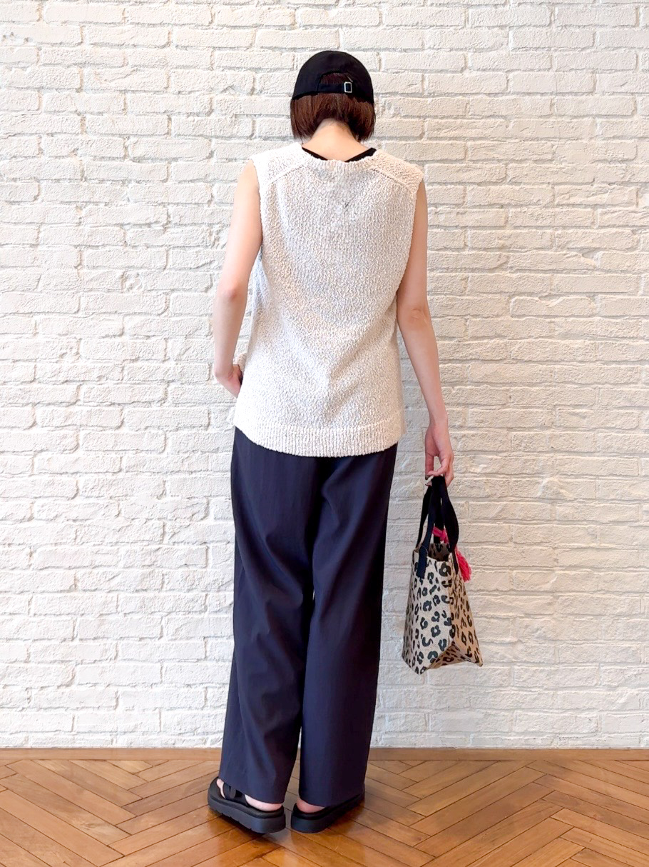 𝐜𝐡𝐢𝐤𝐚さんの「SHOO･LA･RUE｜【2点セット/S-LL】ニットベスト＆ロゴTシャツSET」を使ったコーディネート