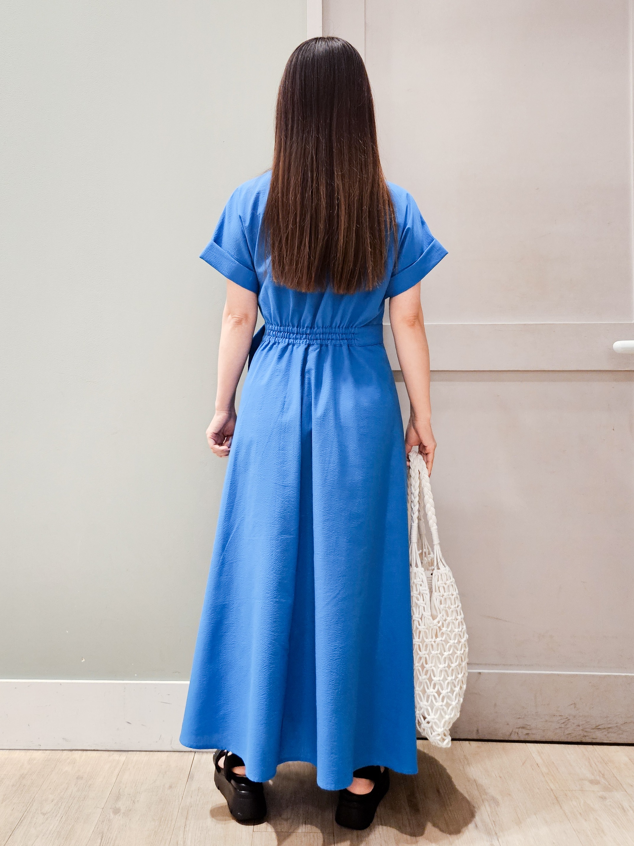 maiさんの「grove｜【洗える】さらっと軽やか、カシュクール風サッカーワンピース」を使ったコーディネート