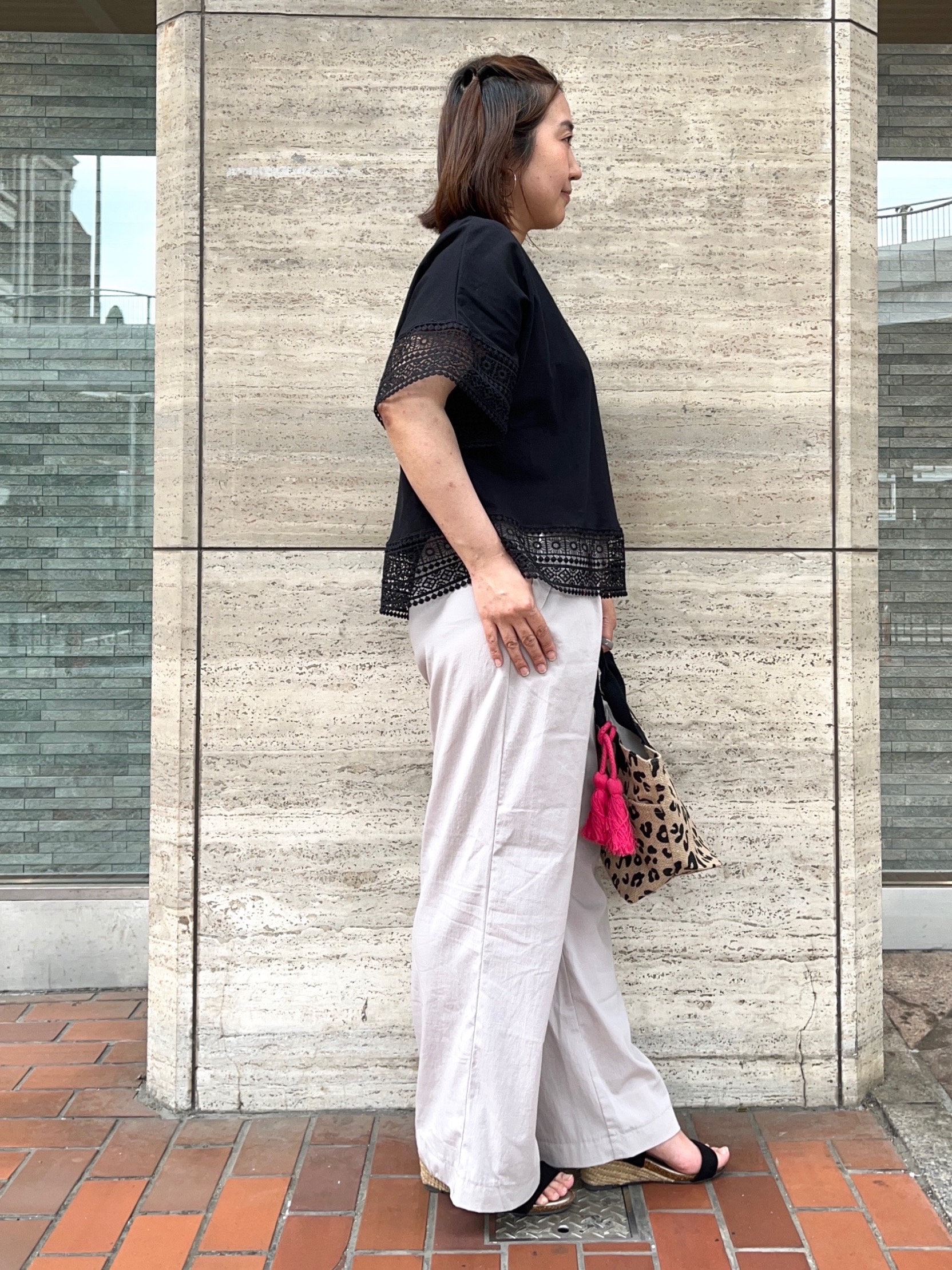 harusakuさんの「SHOO･LA･RUE｜【洗濯機可/ひんやり/体型カバー/S-LL】レース使いがポイント デザインTシャツ」を使ったコーディネート