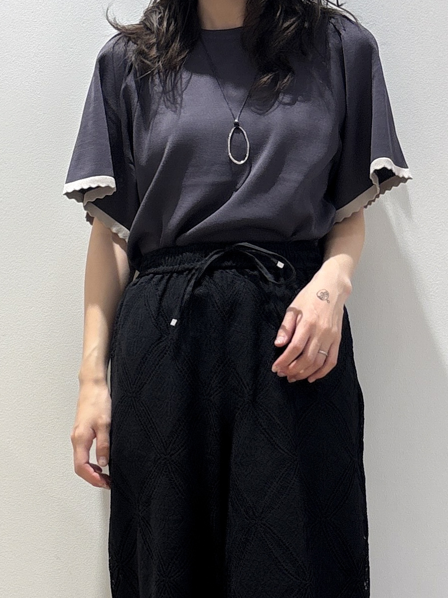 ayakaさんの「grove｜高評価！【シリーズ累計36万枚！名品ニット】やわらかドライタッチ スカラップスリーブニット」を使ったコーディネート