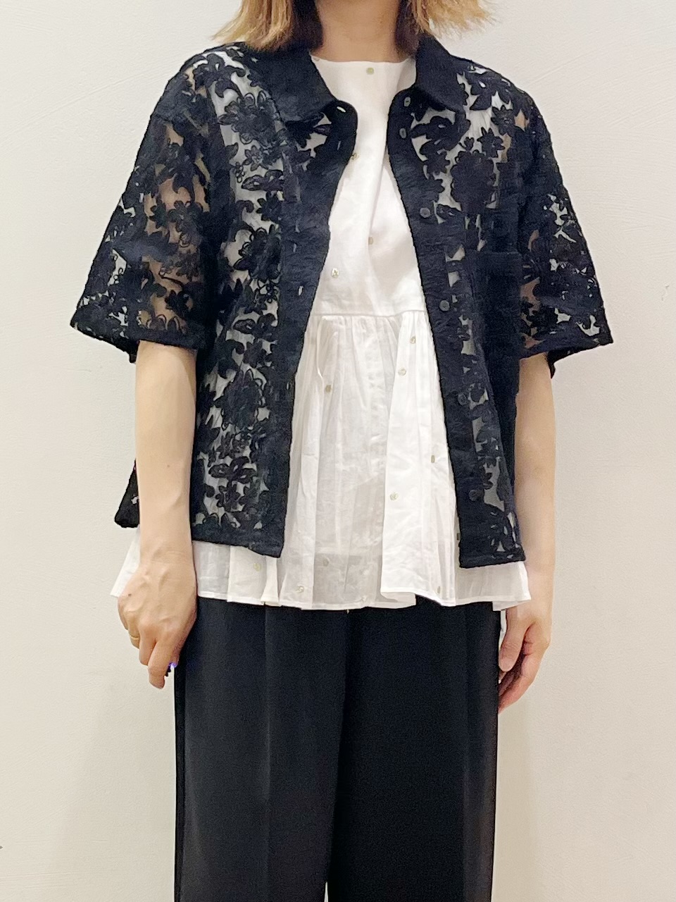 kcさんの「OPAQUE.CLIP｜フラワー刺繍シアーシャツ【洗濯機OK／イージーアイロン】」を使ったコーディネート