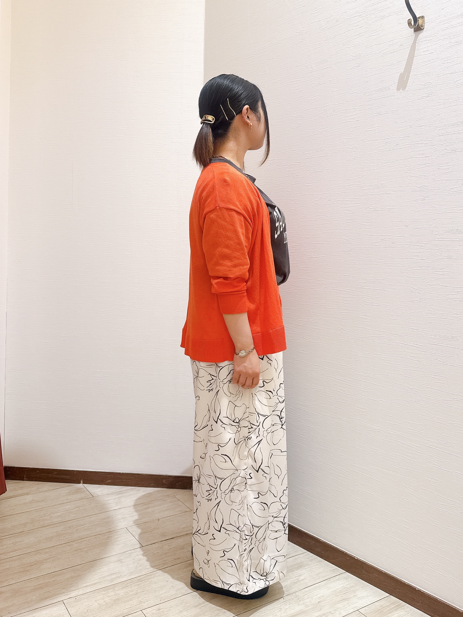 あにぃさんの「SHOO･LA･RUE｜【ひんやり/洗濯機可/S-LL】オンにもオフにも マルチに使えるボタンレスカーディガン」を使ったコーディネート