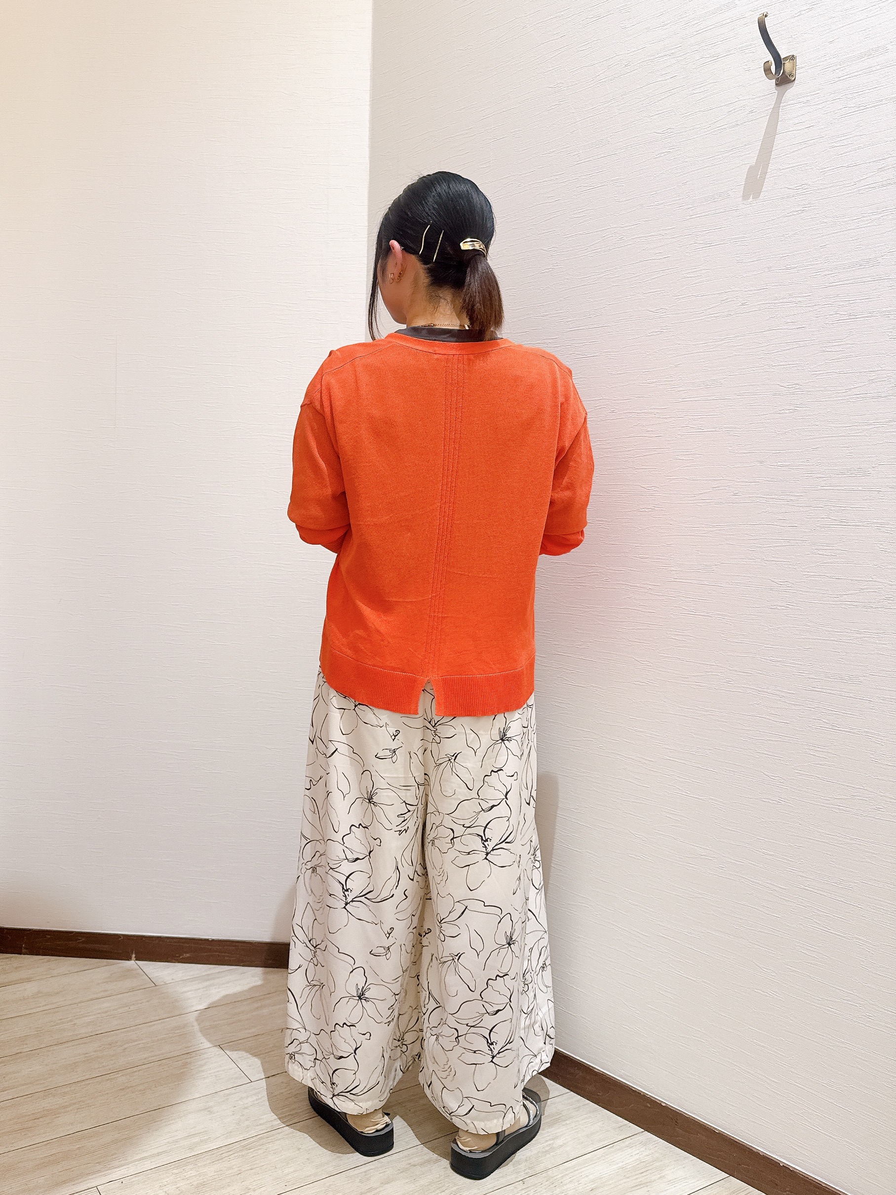 あにぃさんの「SHOO･LA･RUE｜【ひんやり/洗濯機可/S-LL】オンにもオフにも マルチに使えるボタンレスカーディガン」を使ったコーディネート