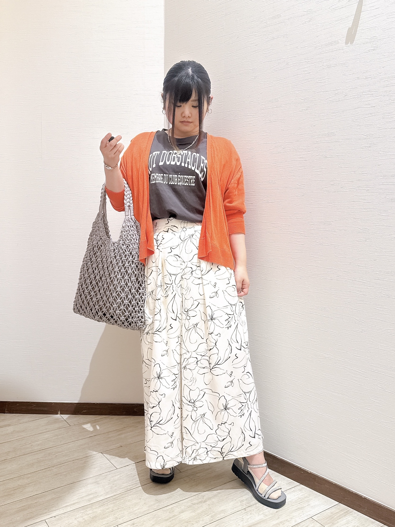 あにぃさんの「SHOO･LA･RUE｜【ひんやり/洗濯機可/S-LL】オンにもオフにも マルチに使えるボタンレスカーディガン」を使ったコーディネート