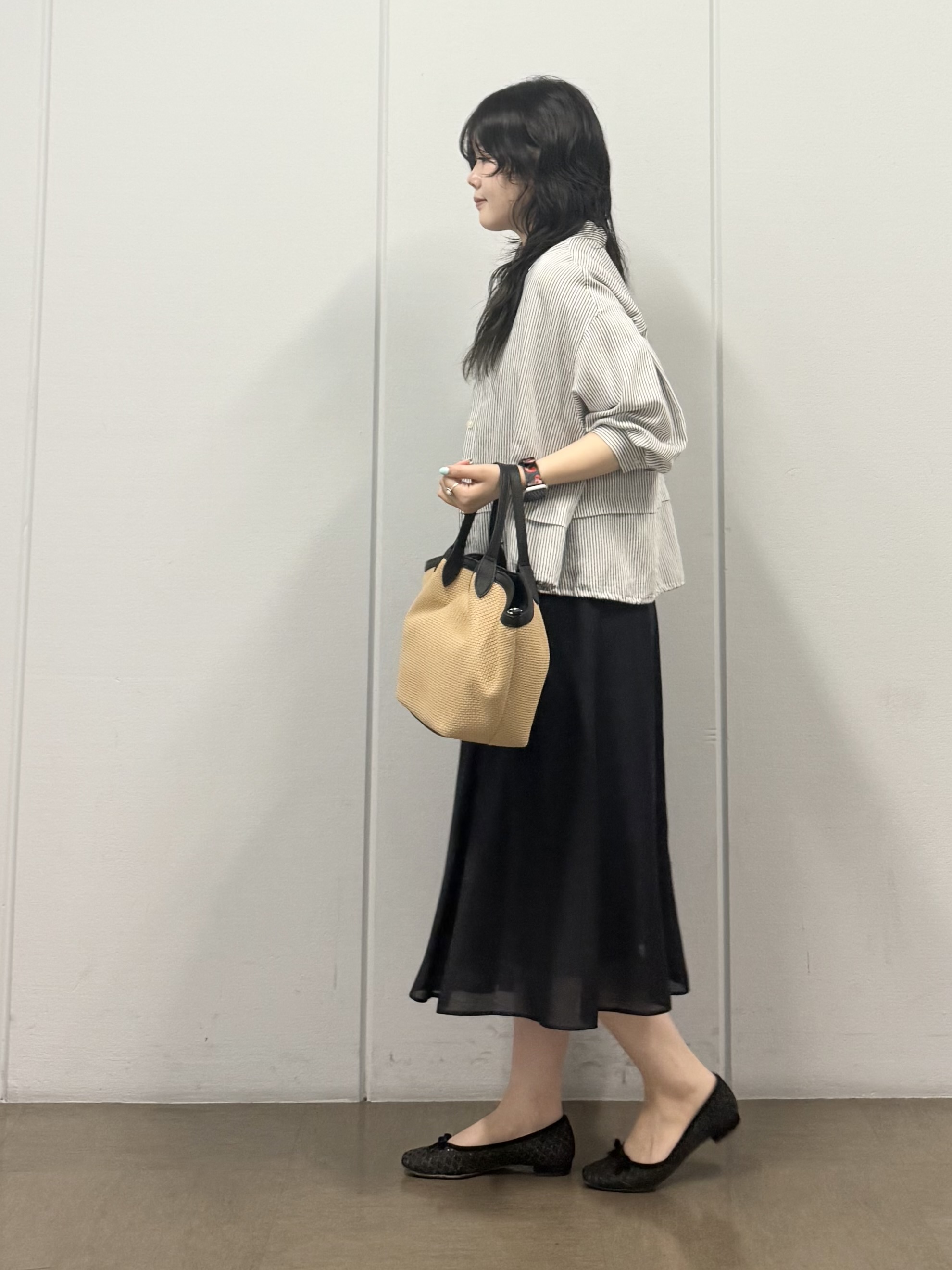 mizukiさんの「INDIVI｜【接触冷感／洗える／2WAY】ドロスト付 シアーシャンブレーシャツ」を使ったコーディネート