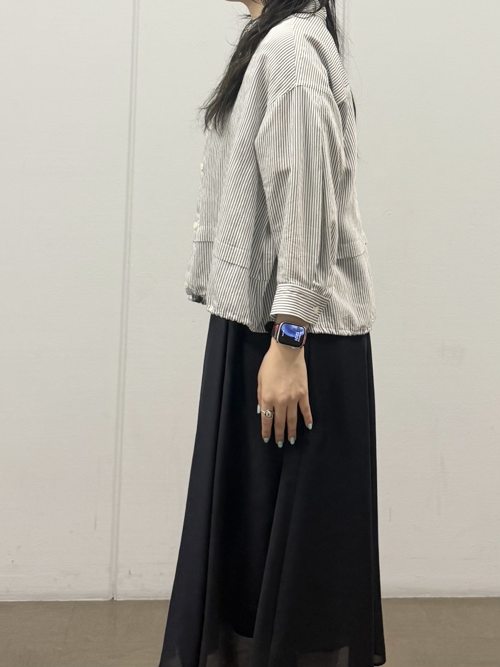 mizukiさんの「INDIVI｜【接触冷感／洗える／2WAY】ドロスト付 シアーシャンブレーシャツ」を使ったコーディネート