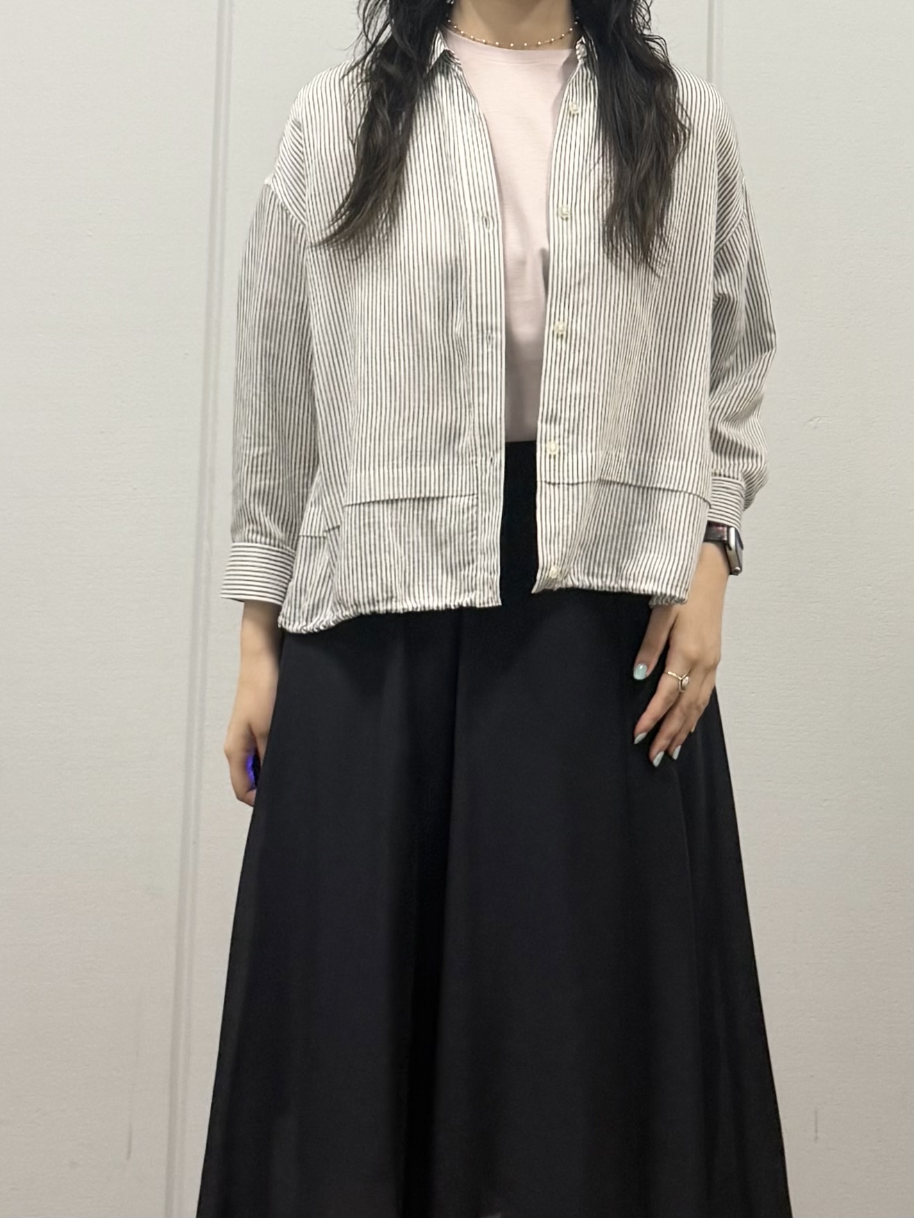 mizukiさんの「INDIVI｜【接触冷感／洗える／2WAY】ドロスト付 シアーシャンブレーシャツ」を使ったコーディネート