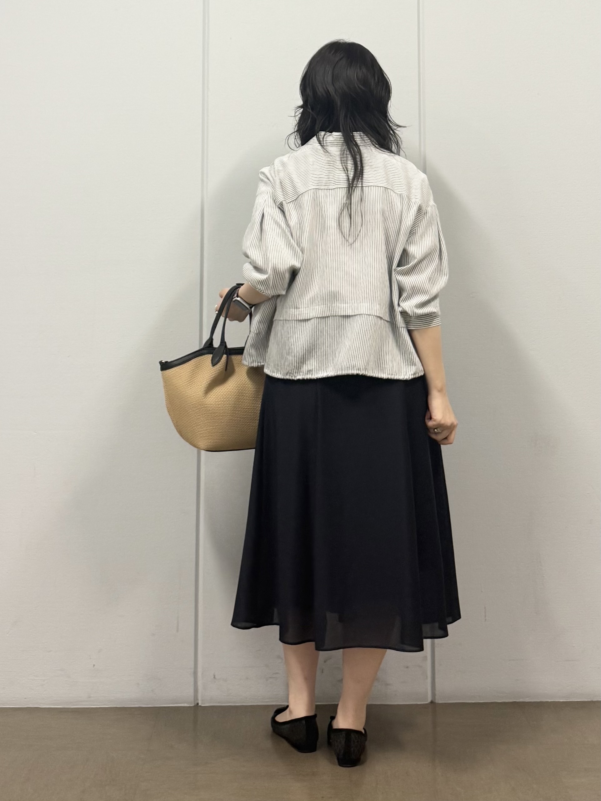 mizukiさんの「INDIVI｜【接触冷感／洗える／2WAY】ドロスト付 シアーシャンブレーシャツ」を使ったコーディネート