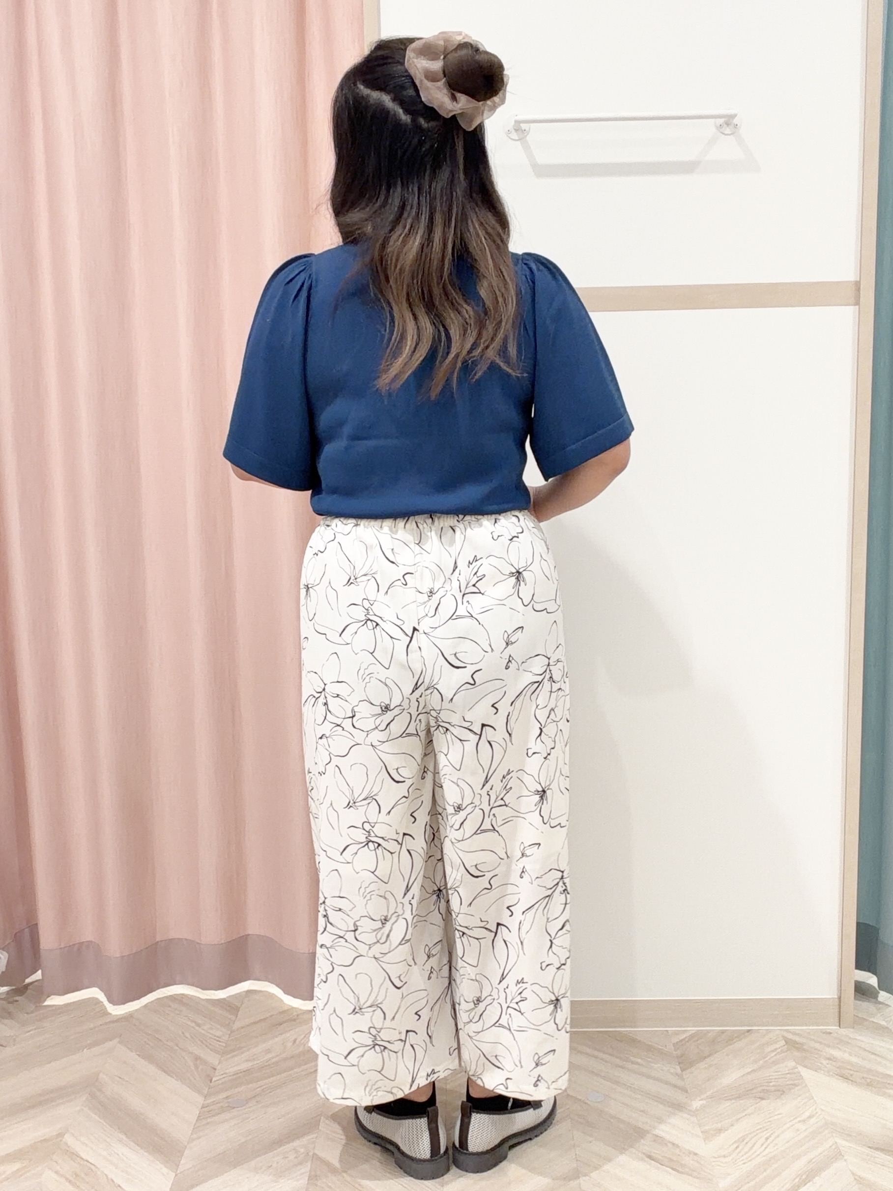 まちゃんなちゃんさんの「SHOO･LA･RUE｜【毎日洗える/ひんやり/UV/S-LL】二の腕かくせる フレアスリーブひらり5分袖ニット」を使ったコーディネート