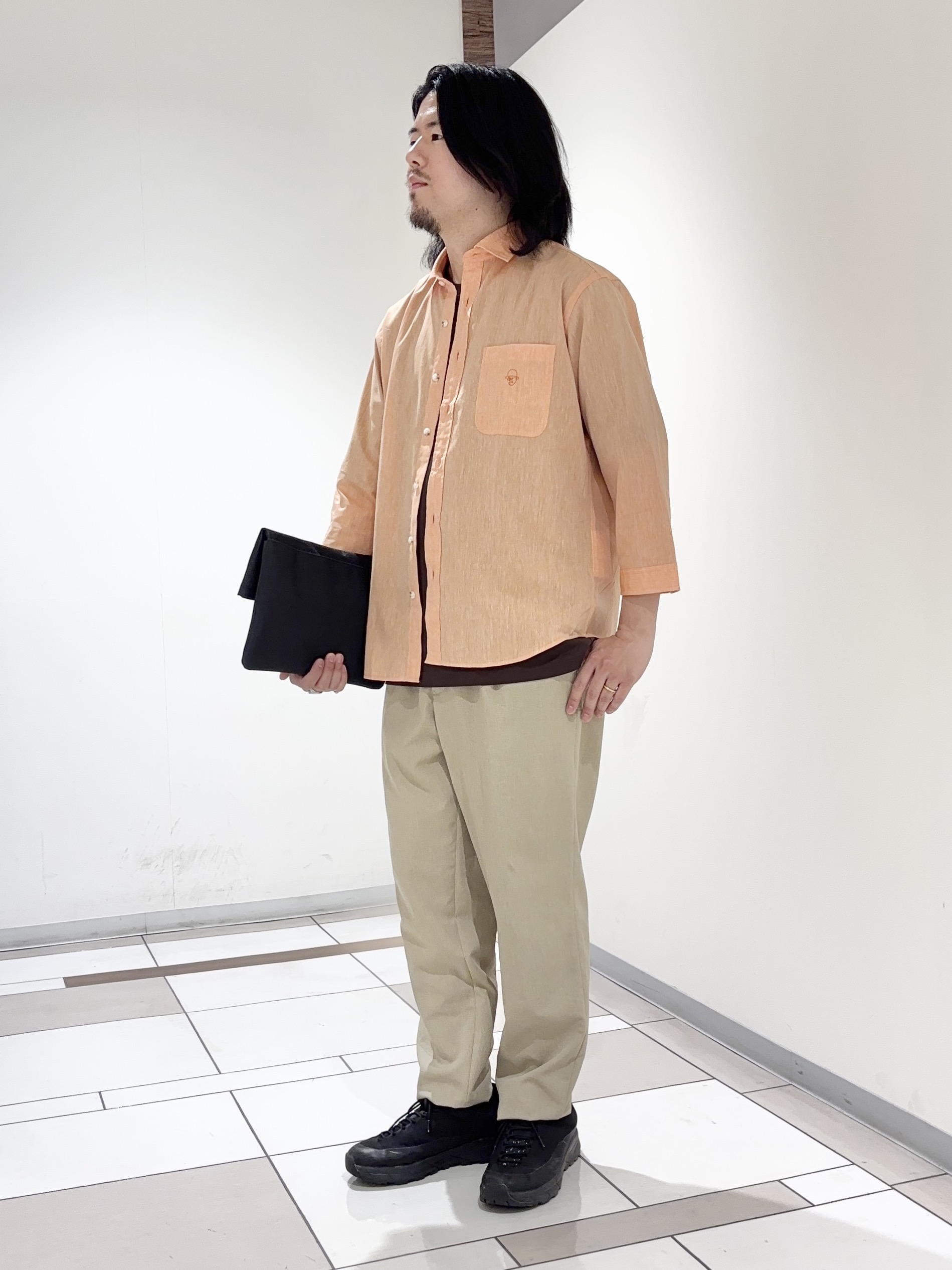 及川さんの「TAKEO KIKUCHI｜【接触冷感】ハイブリッド リネン 七分袖シャツ」を使ったコーディネート