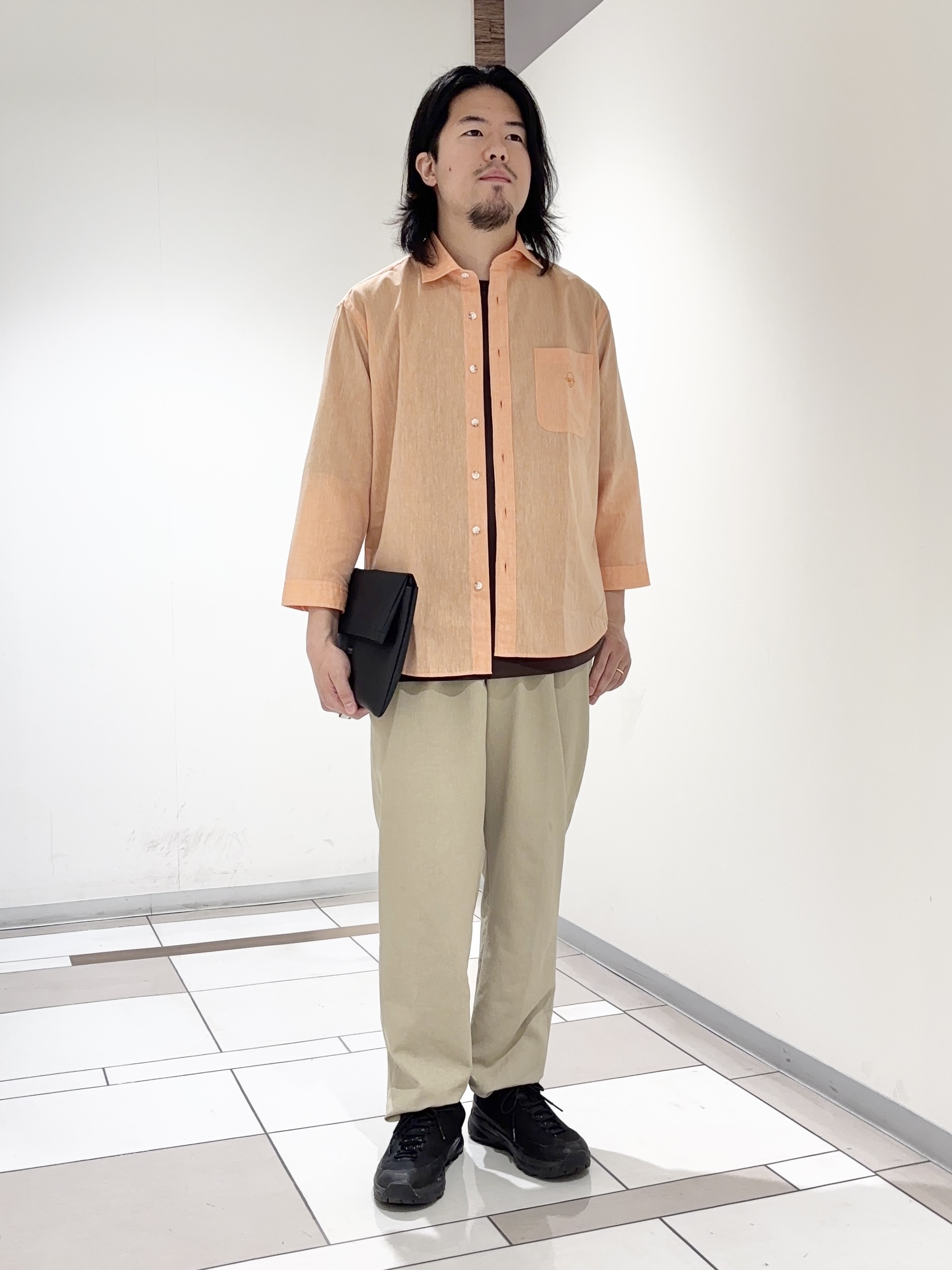 及川さんの「TAKEO KIKUCHI｜【接触冷感】ハイブリッド リネン 七分袖シャツ」を使ったコーディネート