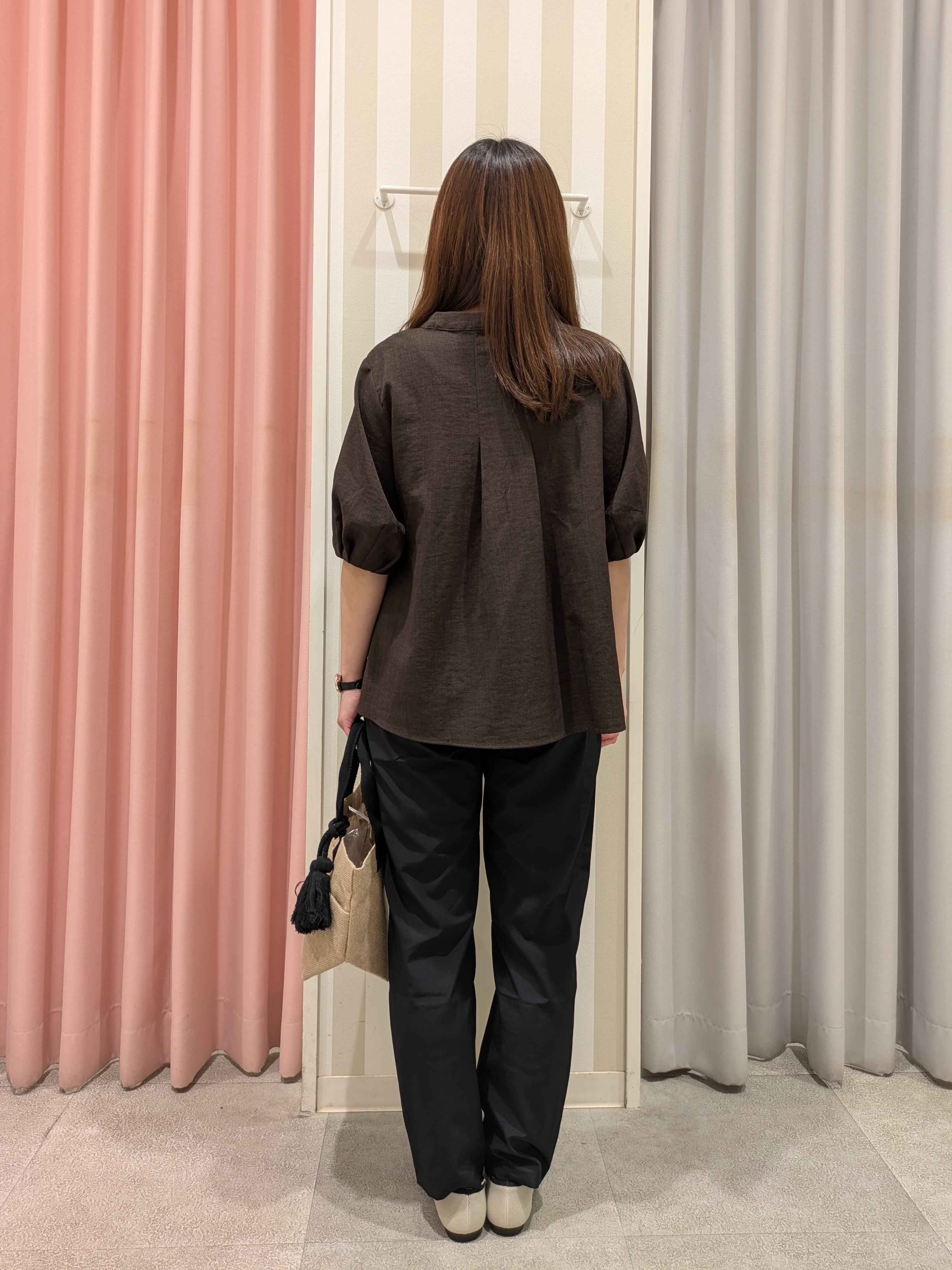 𝐂𝐡𝐢𝐢 &hearts;(ちー)さんの「SHOO･LA･RUE｜【高レビュー/洗濯後しわになりにくい/インせず着られる】自然に体型カバー 麻調ペプラムブラウス」を使ったコーディネート