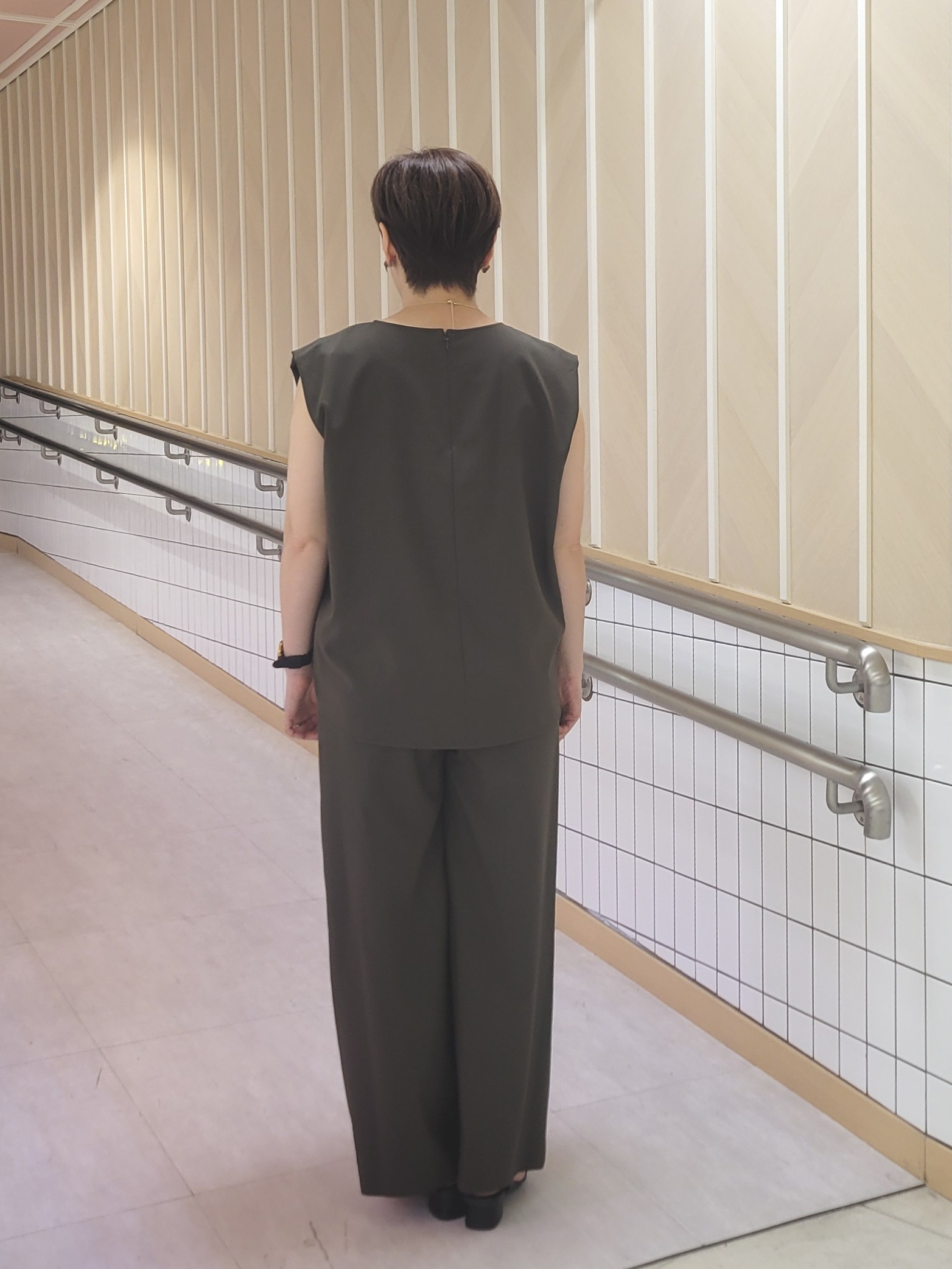 tomoさんの「COUP DE CHANCE｜【手洗い可／セットアップ可】フロント裾ギャザープルオーバー」を使ったコーディネート