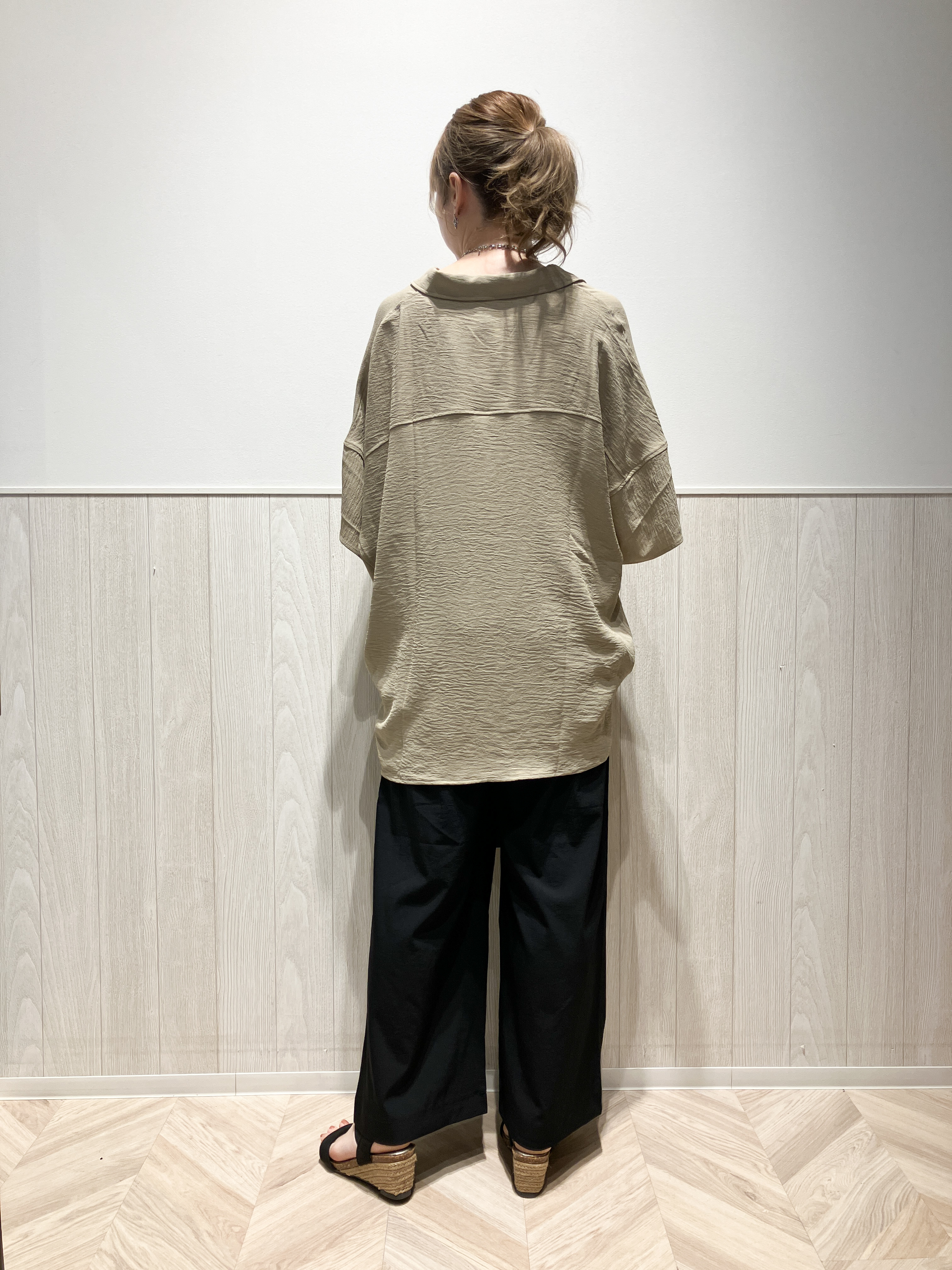 shokoさんの「SHOO･LA･RUE｜【高レビュー/洗濯後しわになりにくい/体型カバー】きちんとゆるっと 大人の抜け感 ポンチョ風カラーシ」を使ったコーディネート