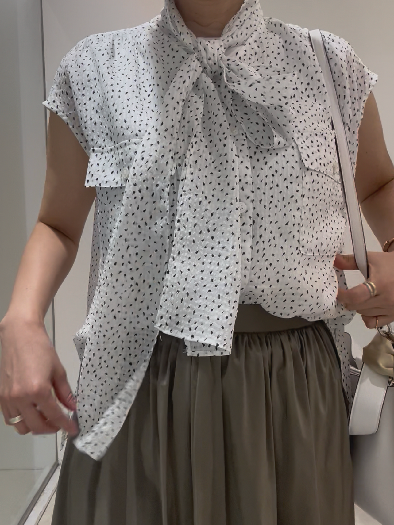 まどかさんの「UNTITLED｜【手洗い可】シアーボウタイブラウス」を使ったコーディネート