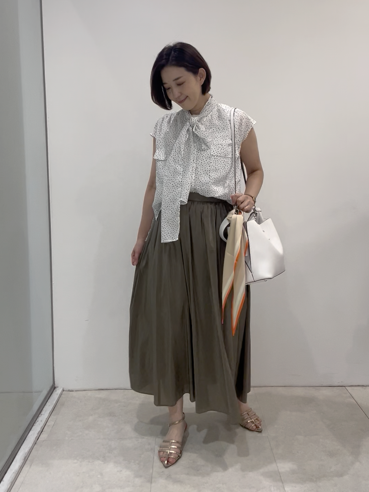 まどかさんの「UNTITLED｜【手洗い可】シアーボウタイブラウス」を使ったコーディネート