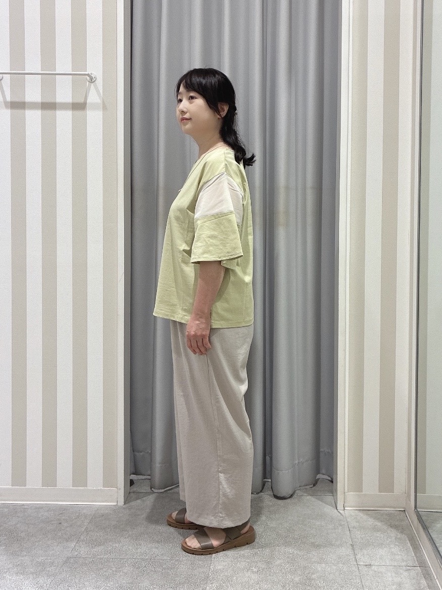 vanseさんの「SHOO･LA･RUE｜【ひんやり/S-LL/体型カバー】フレアスリーブで二の腕を自然にカバー 浅VネックTシャツ」を使ったコーディネート