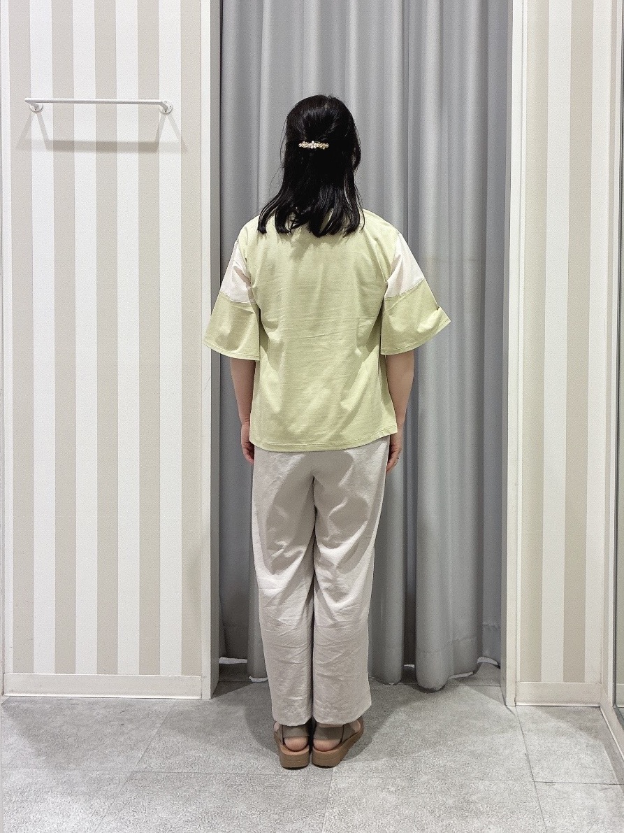 vanseさんの「SHOO･LA･RUE｜【ひんやり/S-LL/体型カバー】フレアスリーブで二の腕を自然にカバー 浅VネックTシャツ」を使ったコーディネート