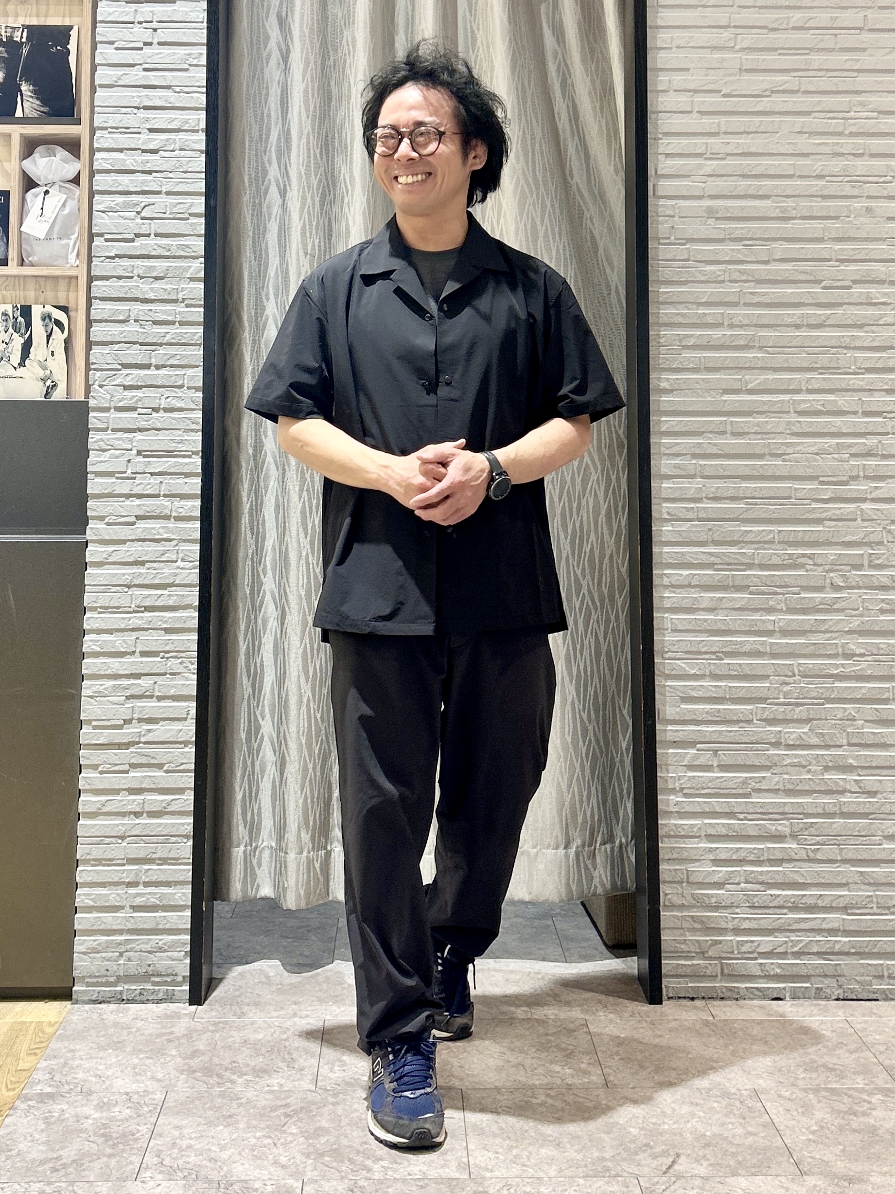 KENJI Iさんの「THE SHOP TK｜【KURO】 ポリバレント半袖シャツ 接触冷感/UVカット/洗濯機OK」を使ったコーディネート