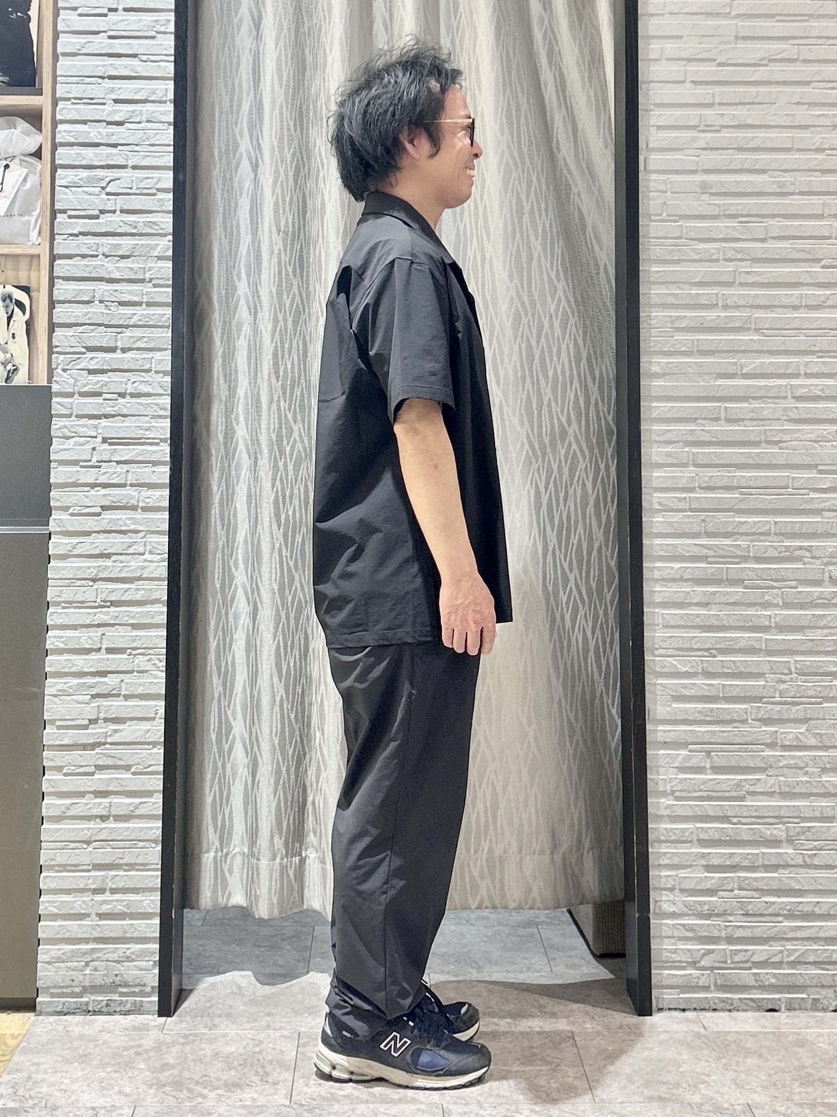 KENJI Iさんの「THE SHOP TK｜【KURO】 ポリバレント半袖シャツ 接触冷感/UVカット/洗濯機OK」を使ったコーディネート