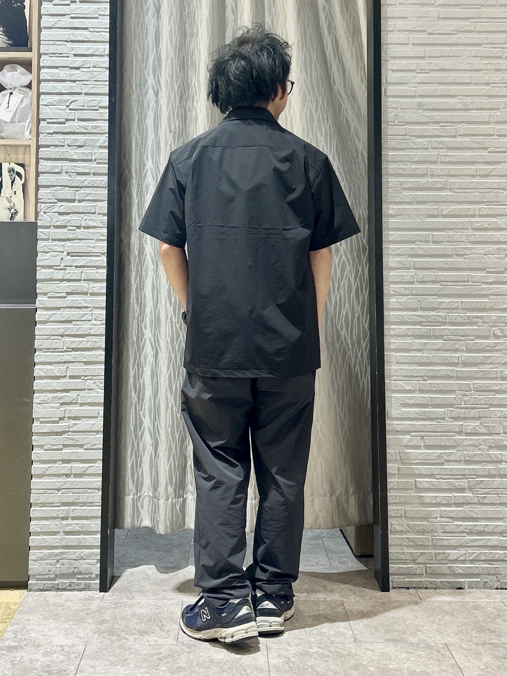 KENJI Iさんの「THE SHOP TK｜【KURO】 ポリバレント半袖シャツ 接触冷感/UVカット/洗濯機OK」を使ったコーディネート