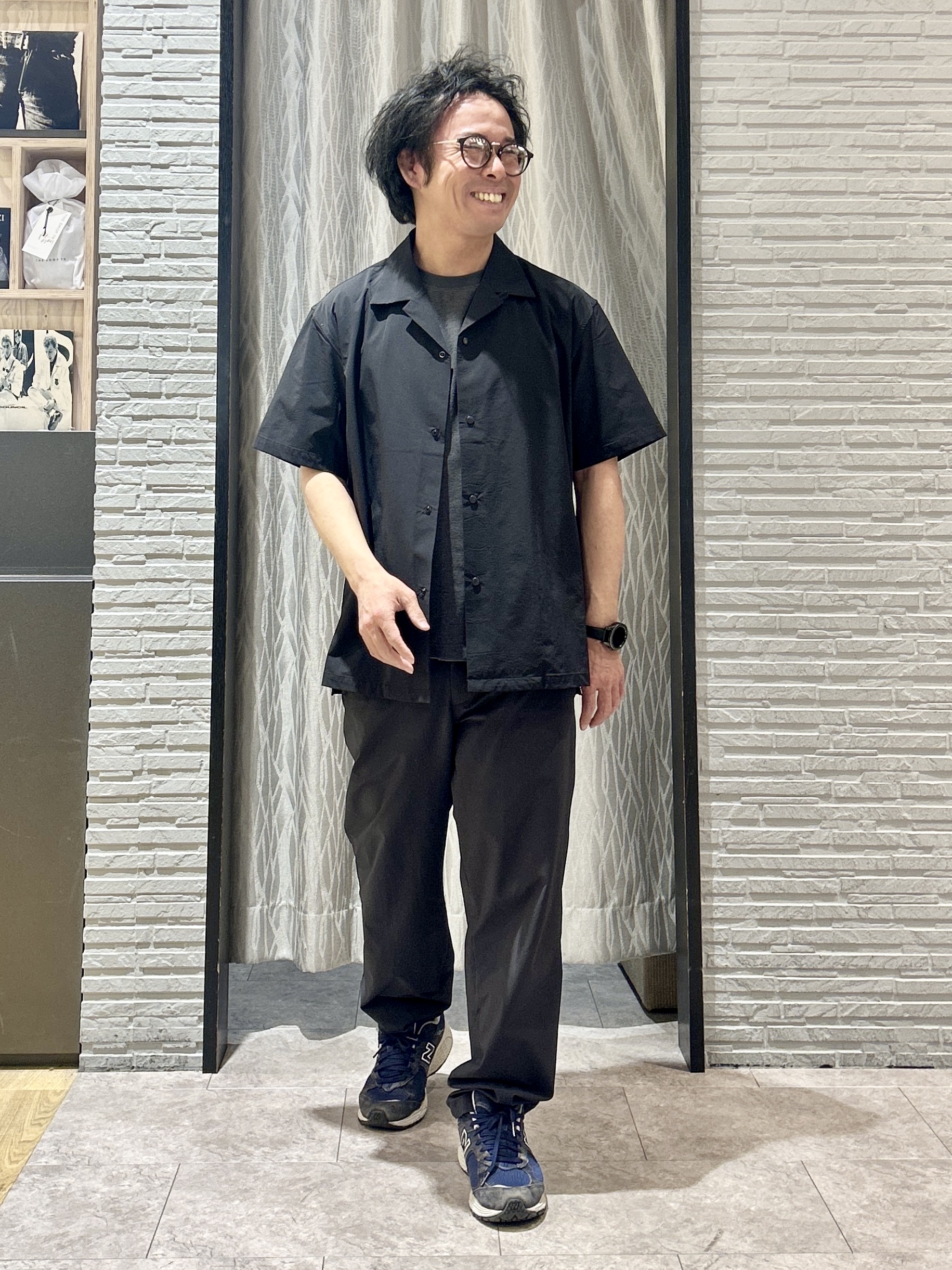 KENJI Iさんの「THE SHOP TK｜【KURO】 ポリバレント半袖シャツ 接触冷感/UVカット/洗濯機OK」を使ったコーディネート