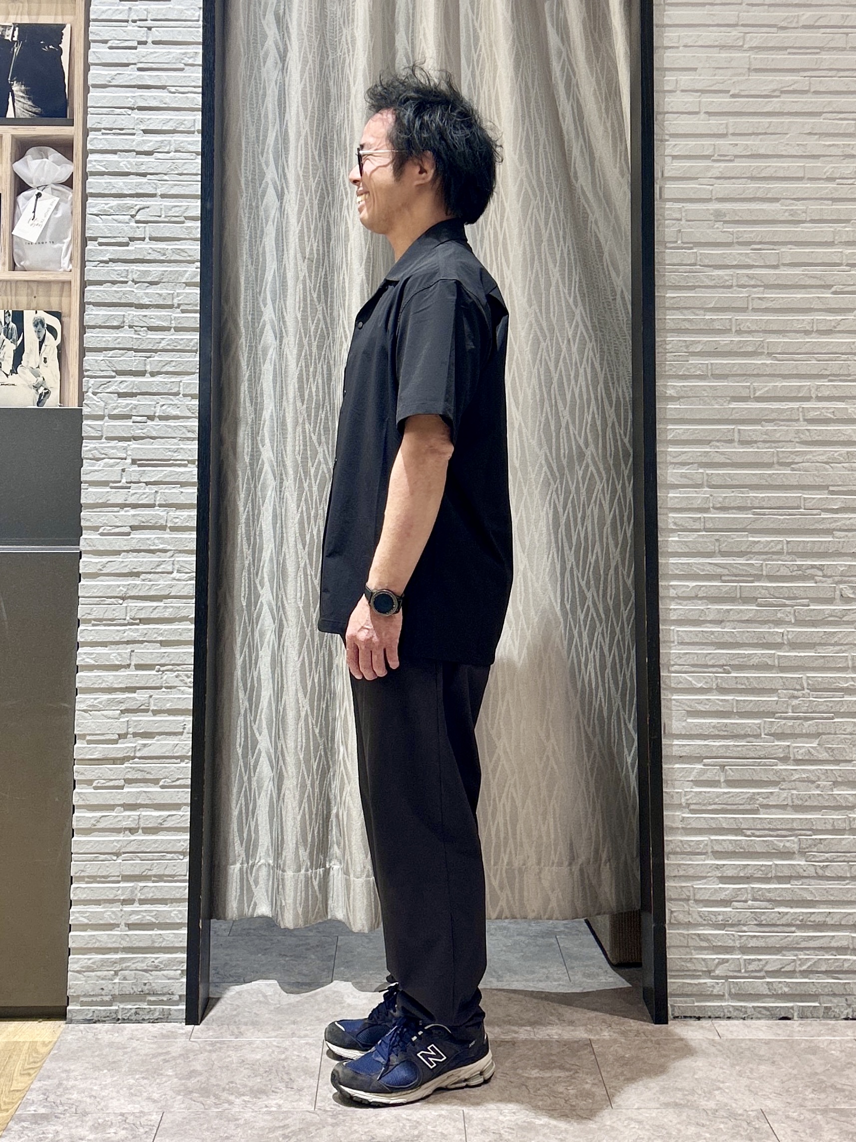 KENJI Iさんの「THE SHOP TK｜【KURO】 ポリバレント半袖シャツ 接触冷感/UVカット/洗濯機OK」を使ったコーディネート
