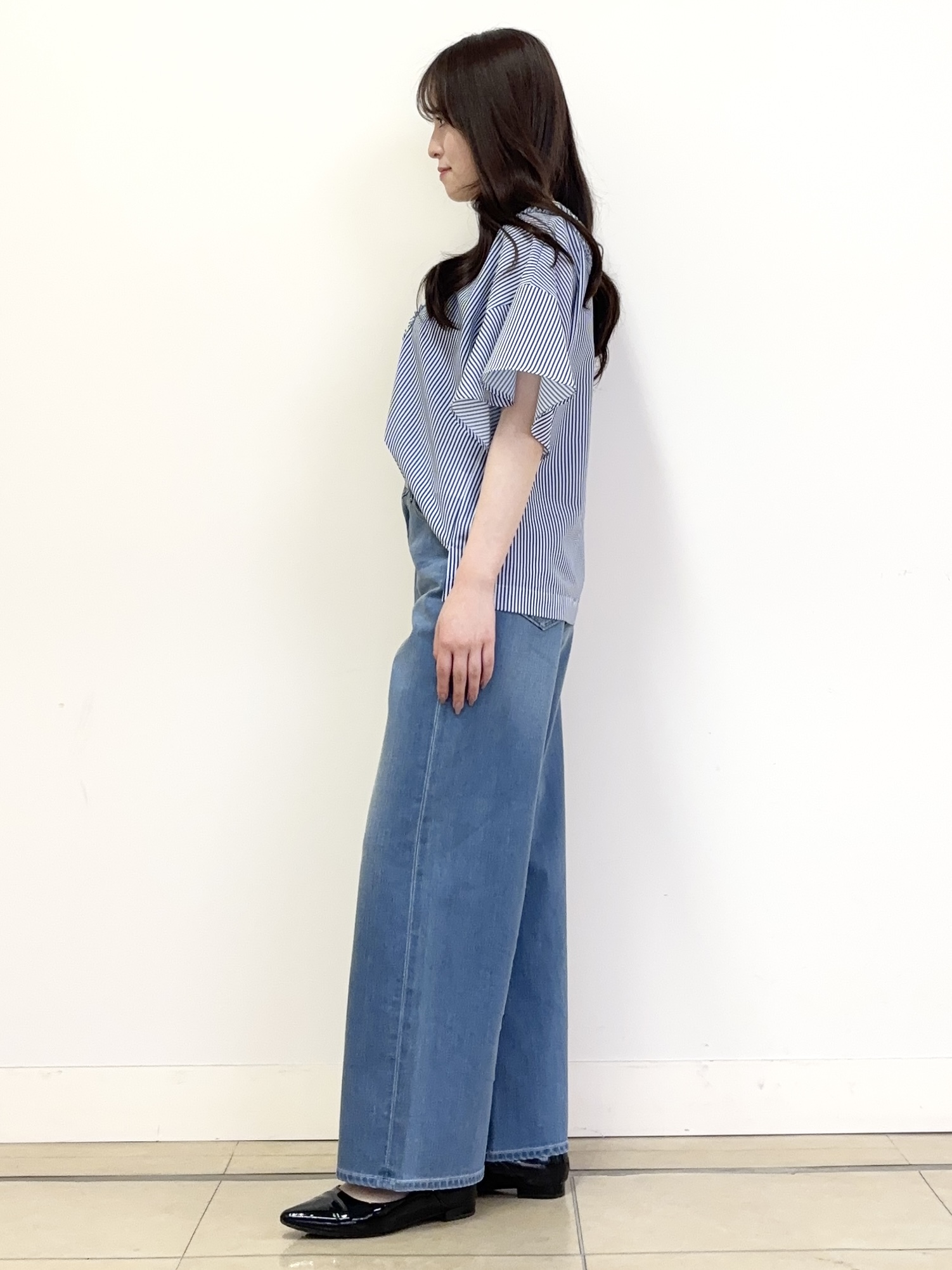 あやかさんの「UNTITLED｜【接触冷感/通気性/洗える】Vネックフリルブラウス」を使ったコーディネート