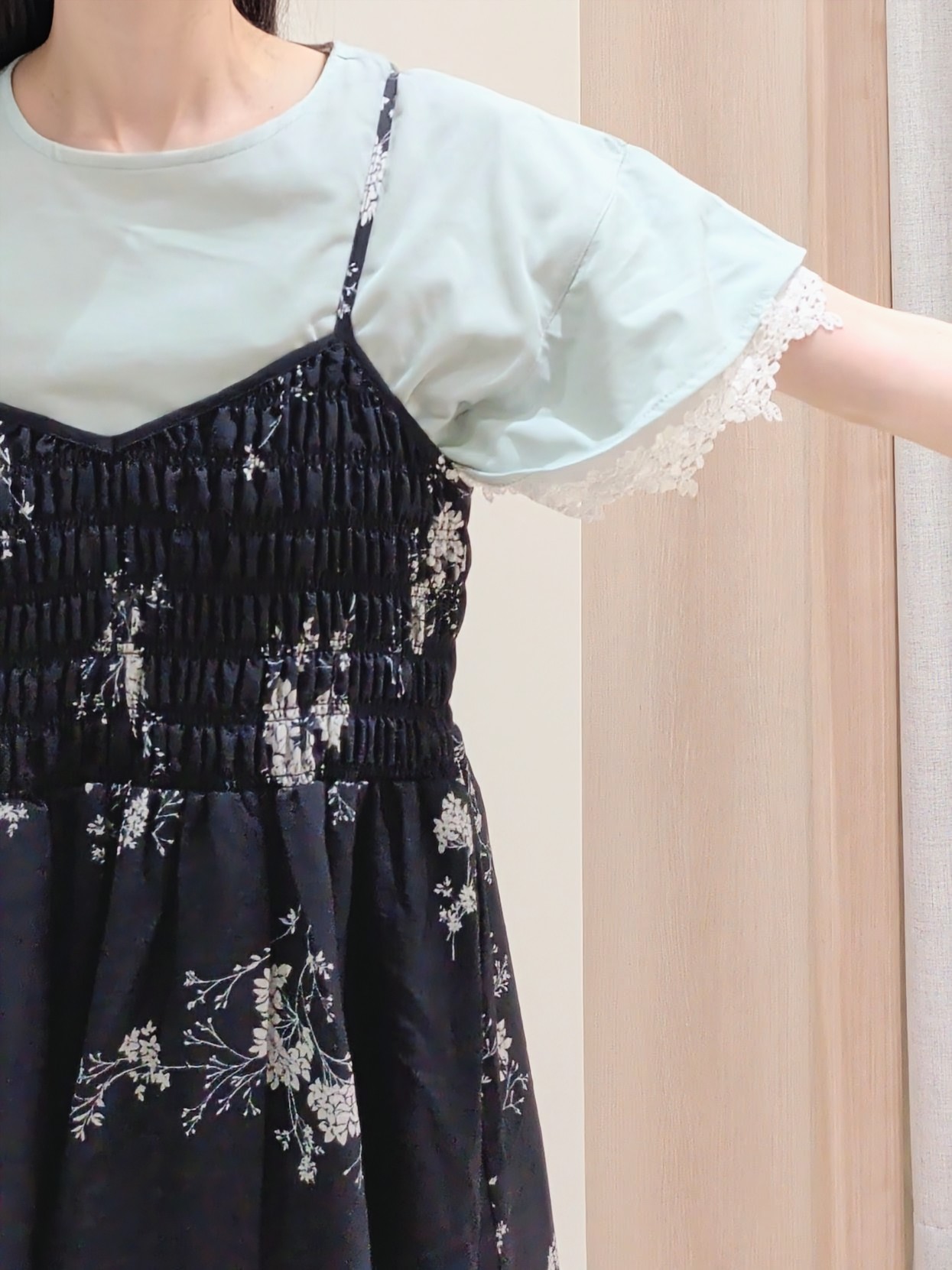 Yuiさんの「grove｜【二の腕カバー、UV/ひんやり】涼しく華やかに、レースレイヤードスリーブTシャツ」を使ったコーディネート