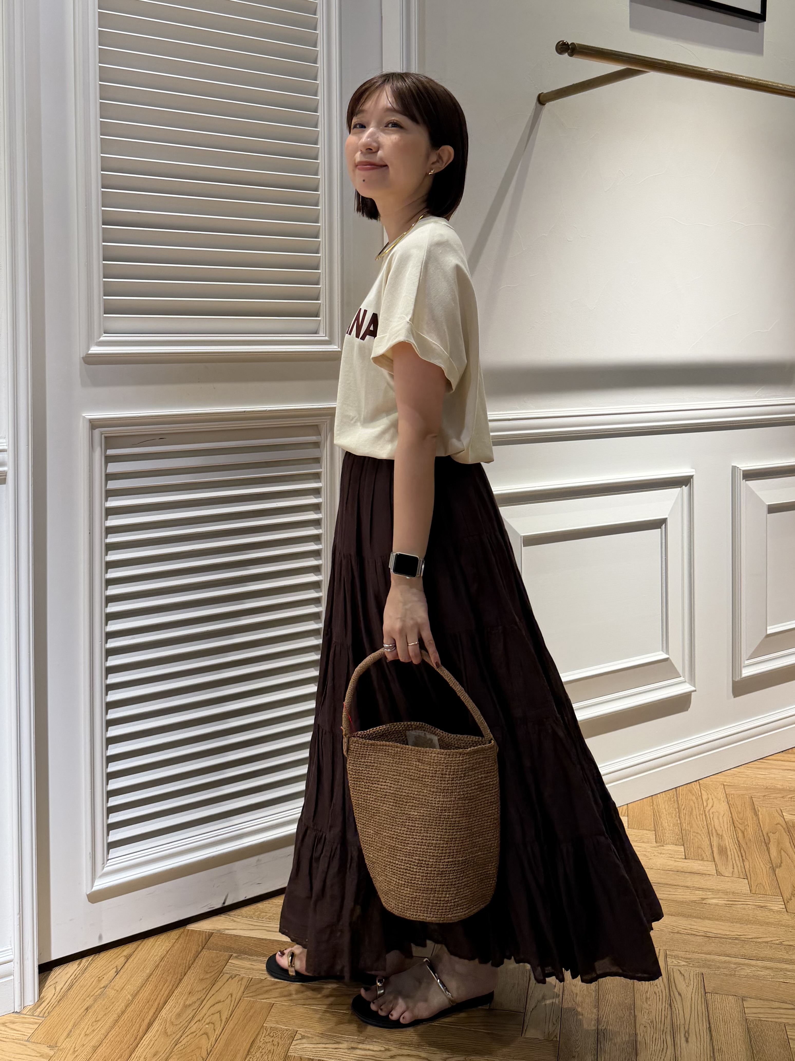 つじ まこさんの「DRESSTERIOR｜Americana（アメリカーナ）【別注】 接触冷感 袖ロールアップ ロゴTシャツ」を使ったコーディネート