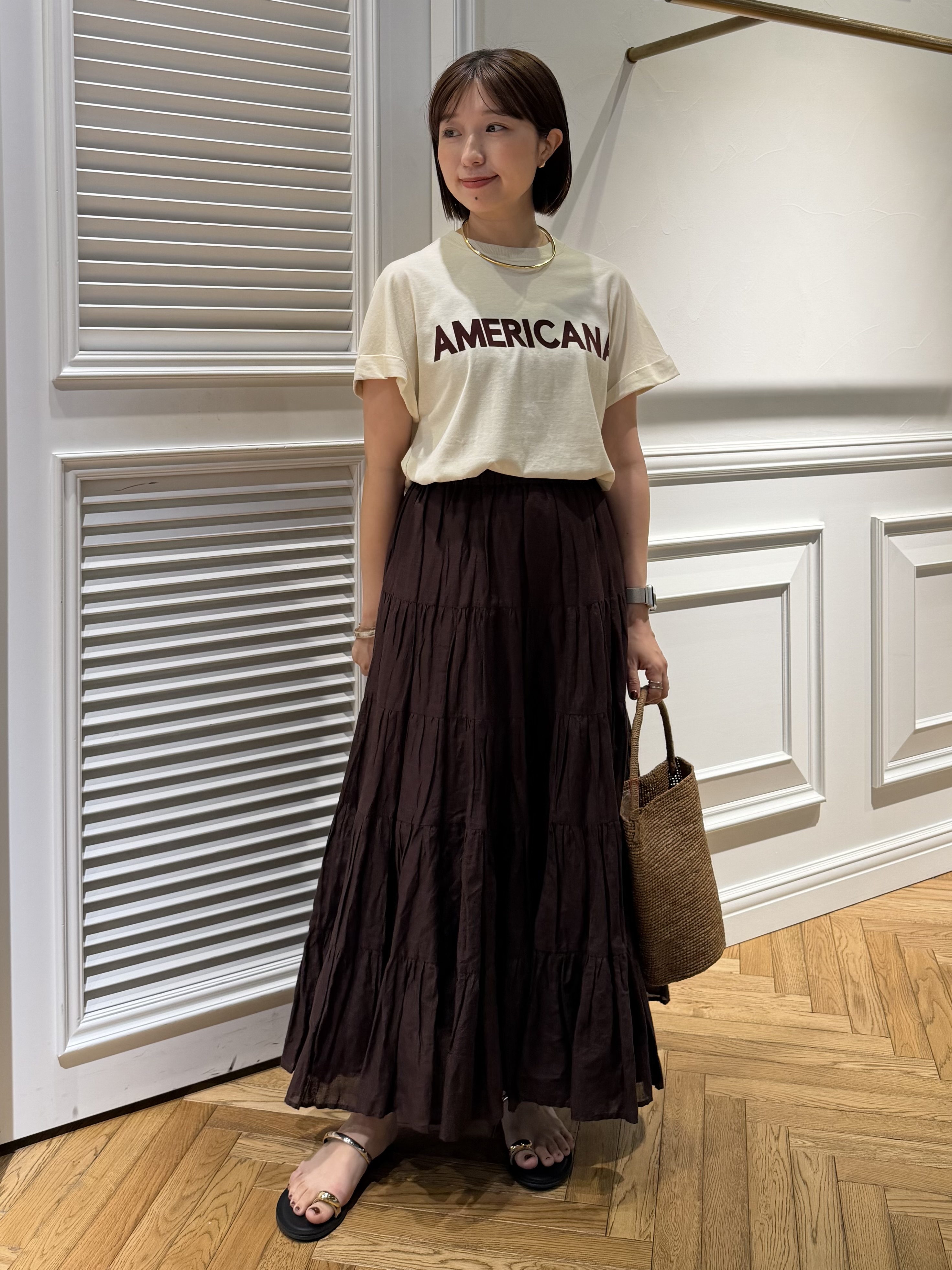 つじ まこさんの「DRESSTERIOR｜Americana（アメリカーナ）【別注】 接触冷感 袖ロールアップ ロゴTシャツ」を使ったコーディネート