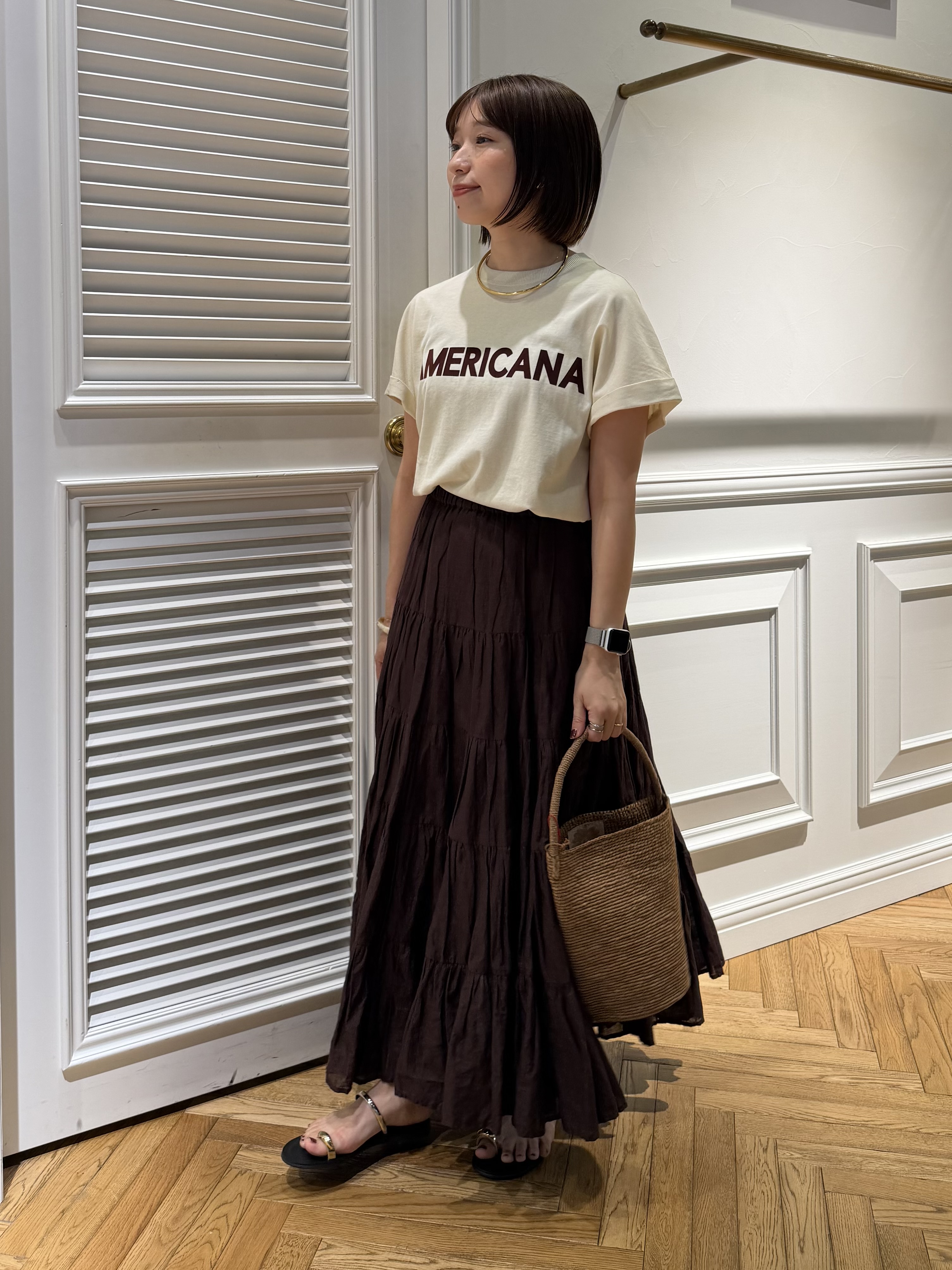 つじ まこさんの「DRESSTERIOR｜Americana（アメリカーナ）【別注】 接触冷感 袖ロールアップ ロゴTシャツ」を使ったコーディネート