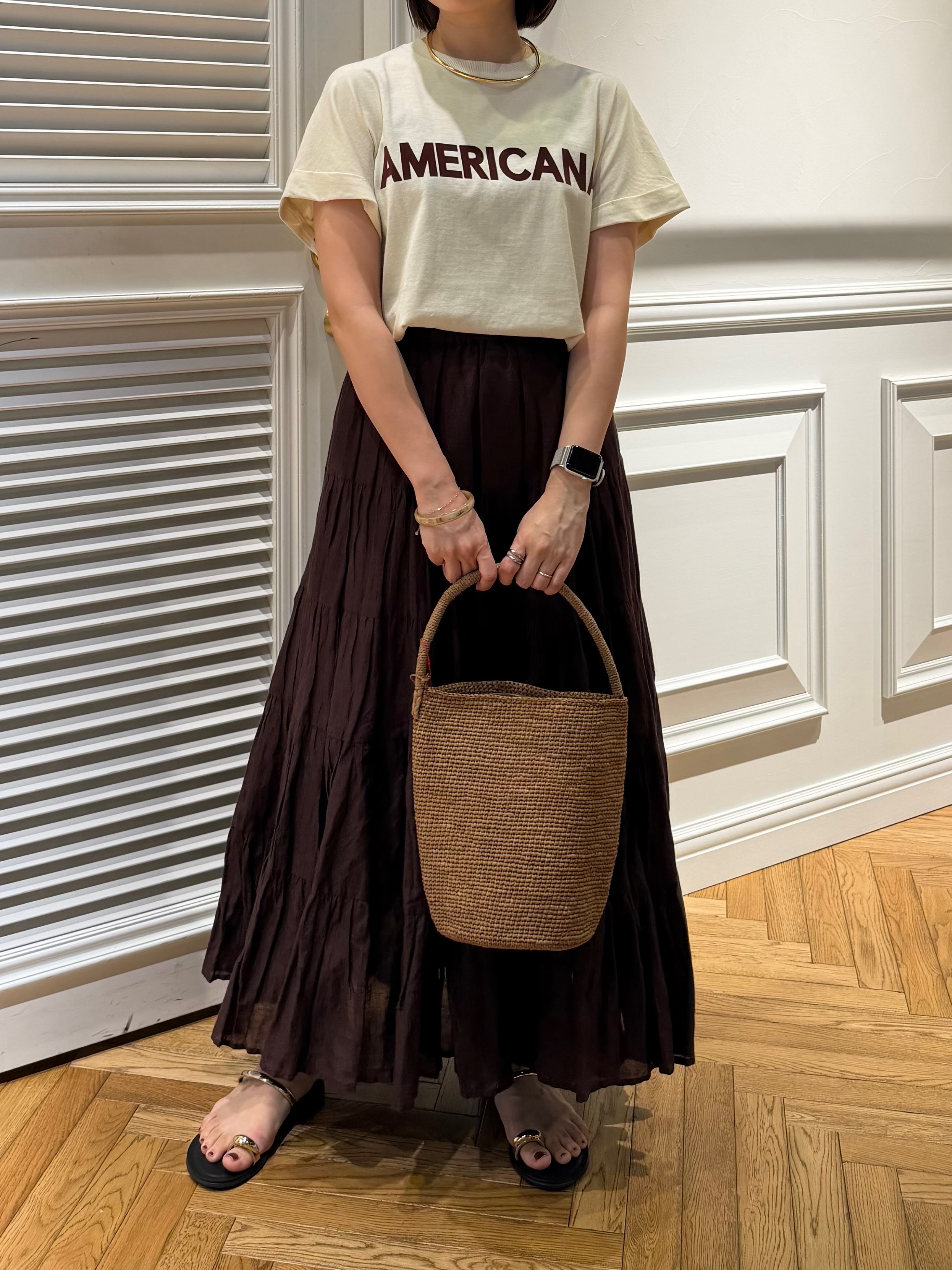 つじ まこさんの「DRESSTERIOR｜Americana（アメリカーナ）【別注】 接触冷感 袖ロールアップ ロゴTシャツ」を使ったコーディネート