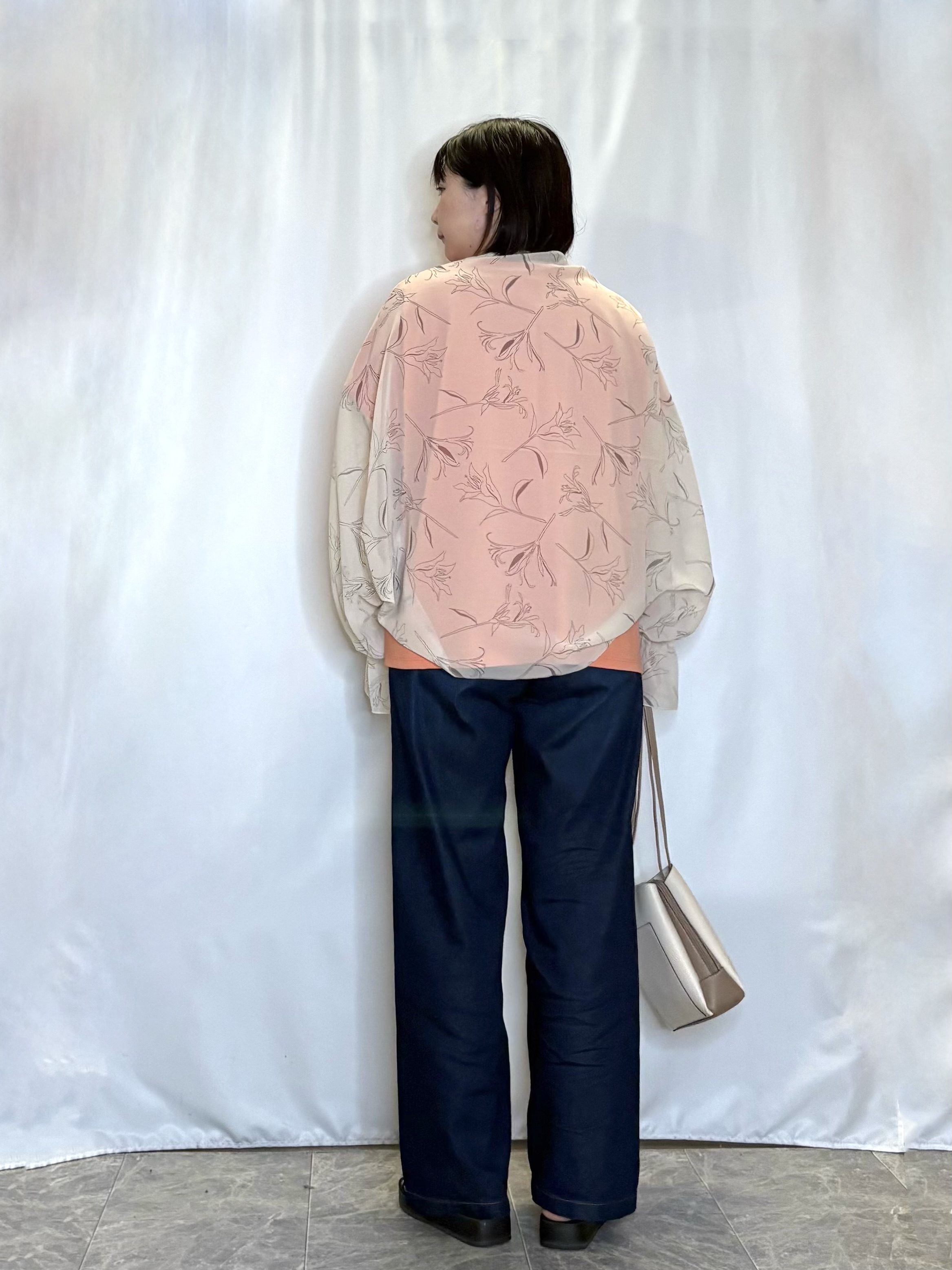 ネリさんの「SHOO･LA･RUE｜【ひんやり/洗濯機可】シンプルにこなれて見せる お袖ギャザードルマンTシャツ」を使ったコーディネート
