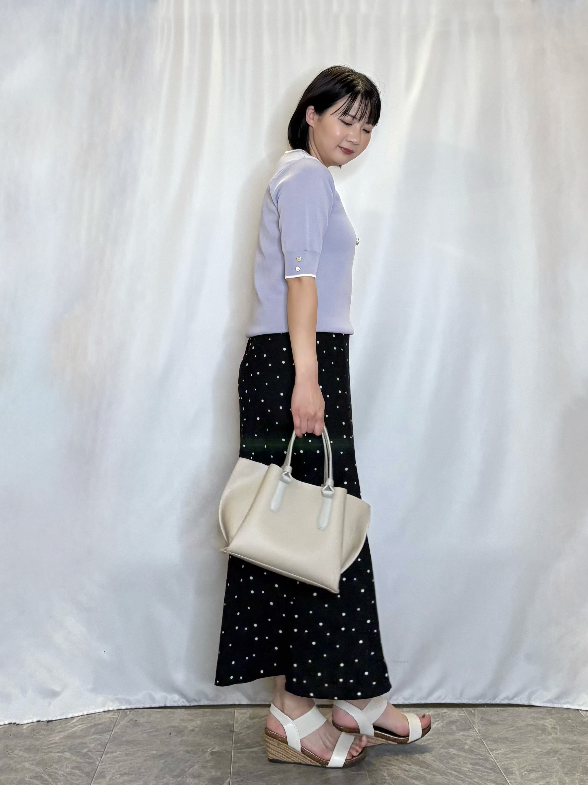 ネリさんの「SHOO･LA･RUE｜【洗濯機可/UV/5分袖】ハートネックでお顔周りすっきり バイカラーニット」を使ったコーディネート