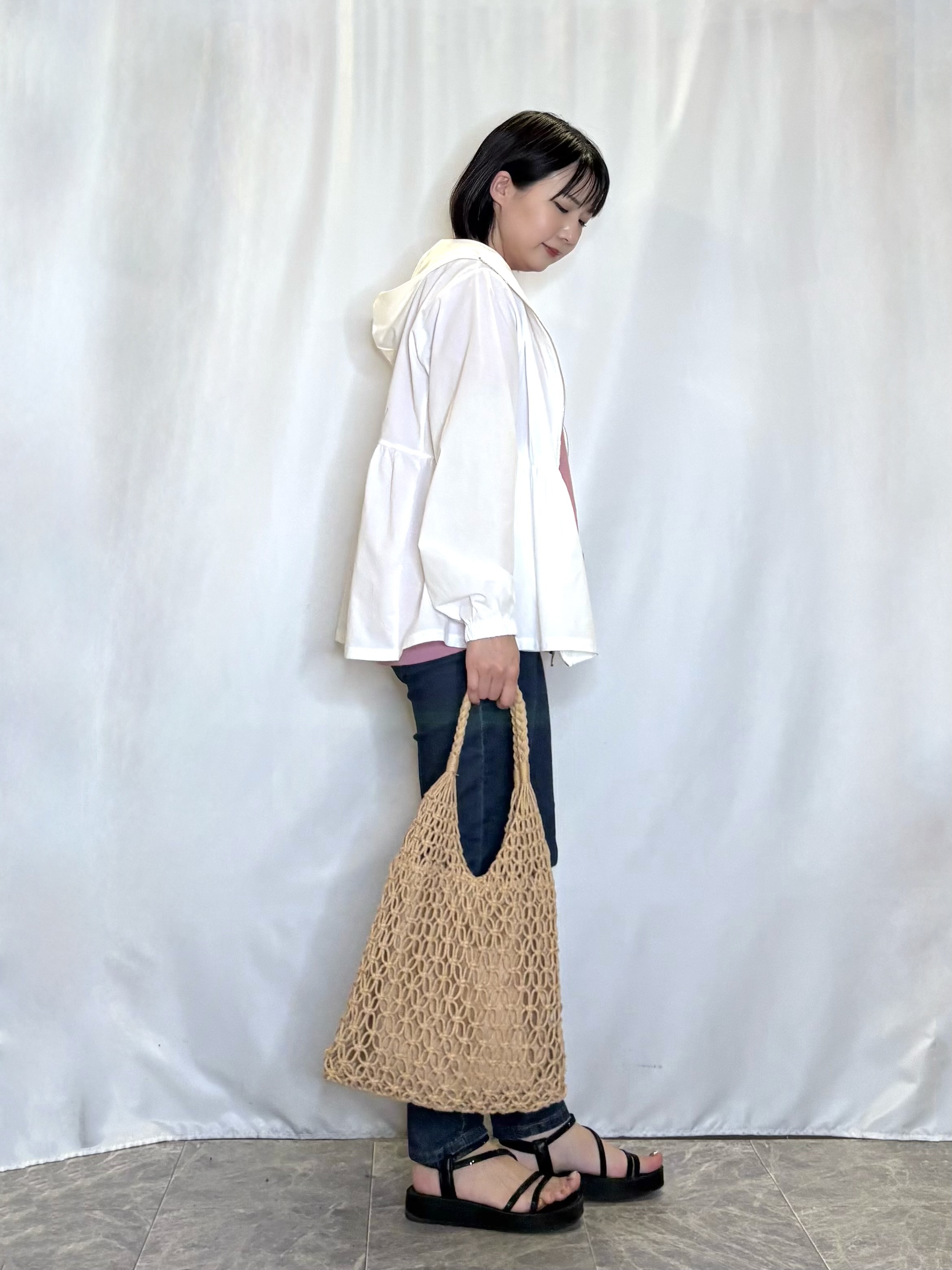 ネリさんの「SHOO･LA･RUE｜【ひんやり/S-LL/体型カバー】ペプラムフリルとゴールドパーツが女性らしい UVパーカ」を使ったコーディネート