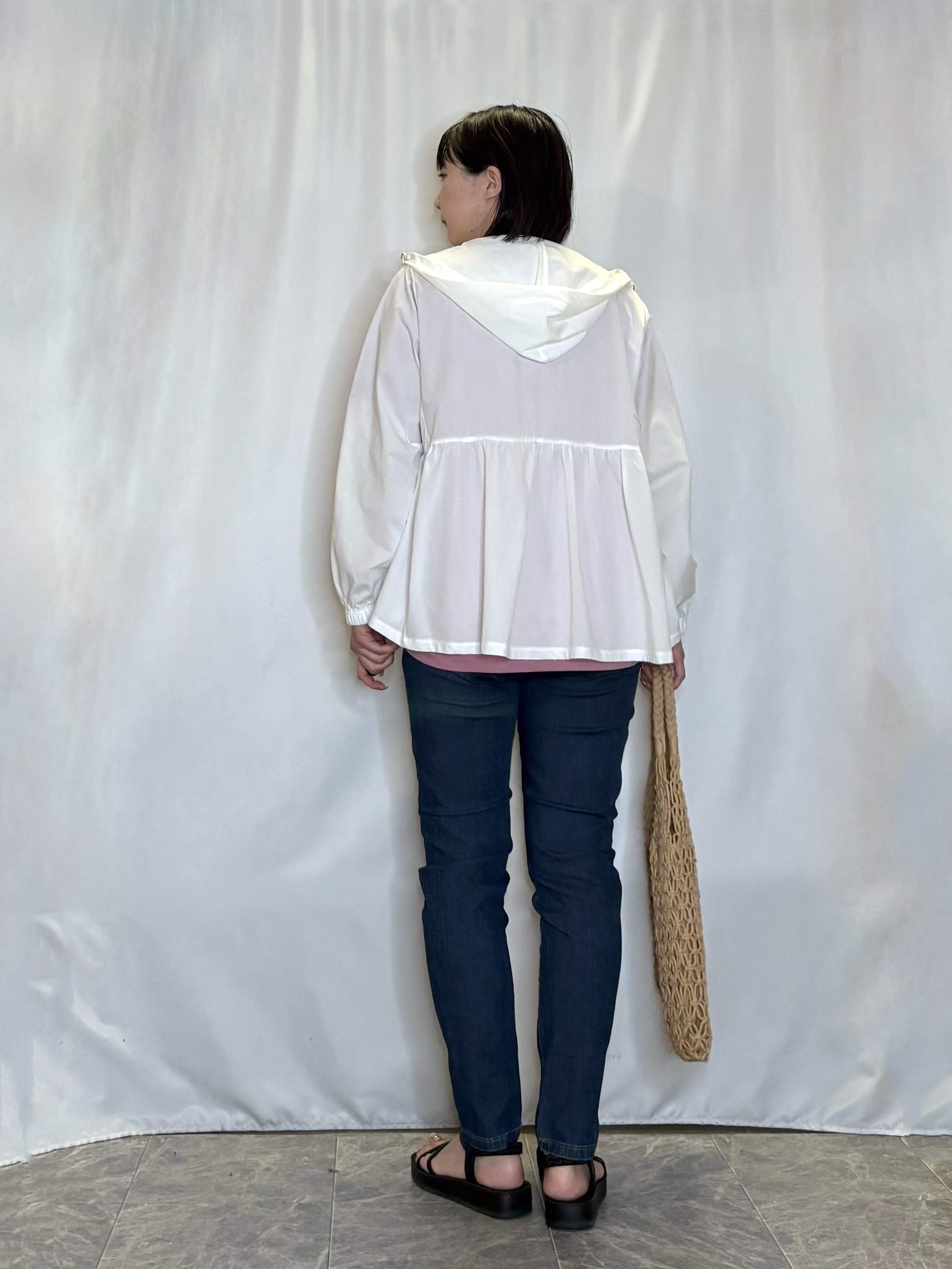 ネリさんの「SHOO･LA･RUE｜【ひんやり/S-LL/体型カバー】ペプラムフリルとゴールドパーツが女性らしい UVパーカ」を使ったコーディネート