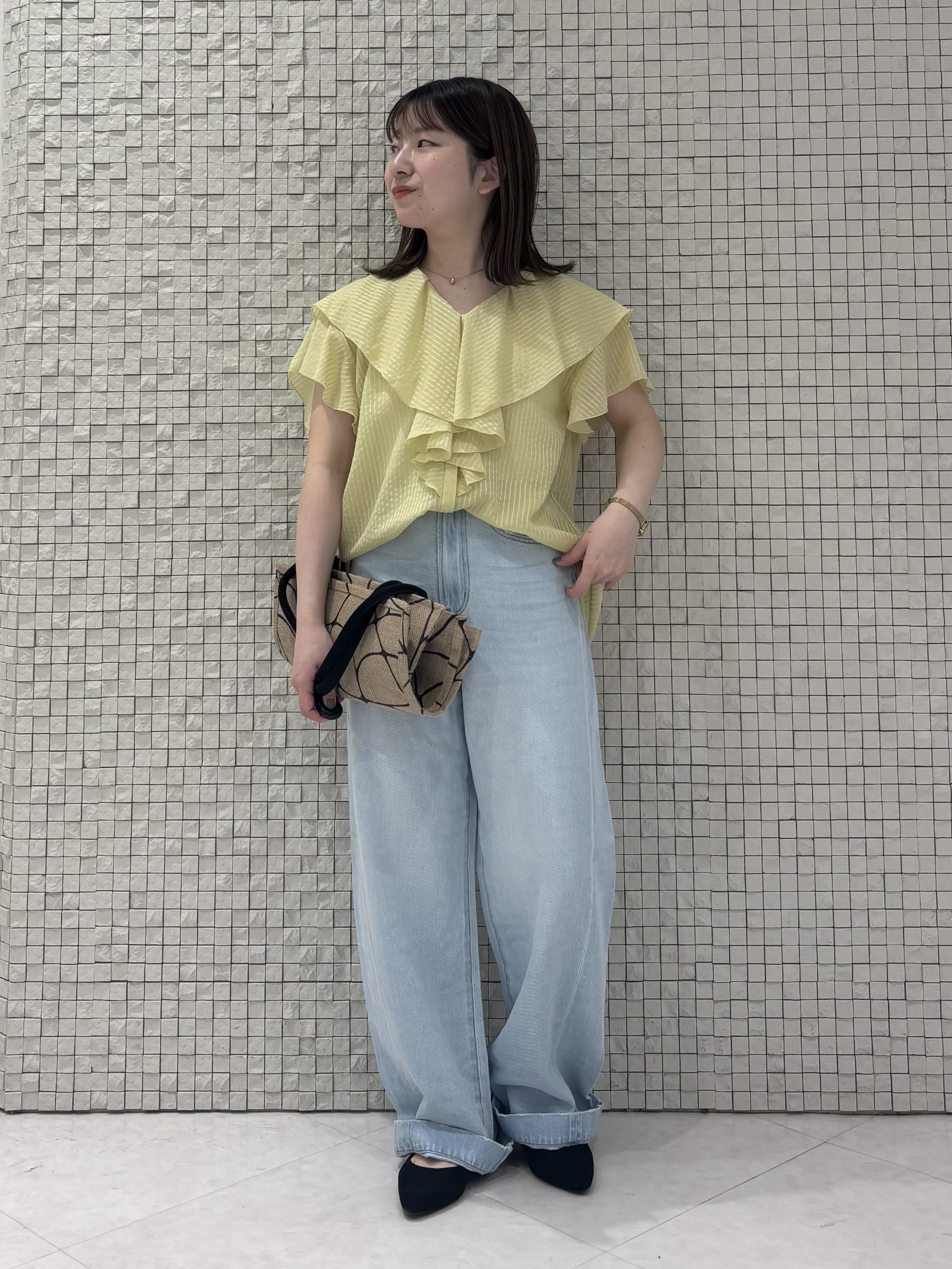 sakuさんの「INDIVI｜フリルネックシアーブラウス」を使ったコーディネート