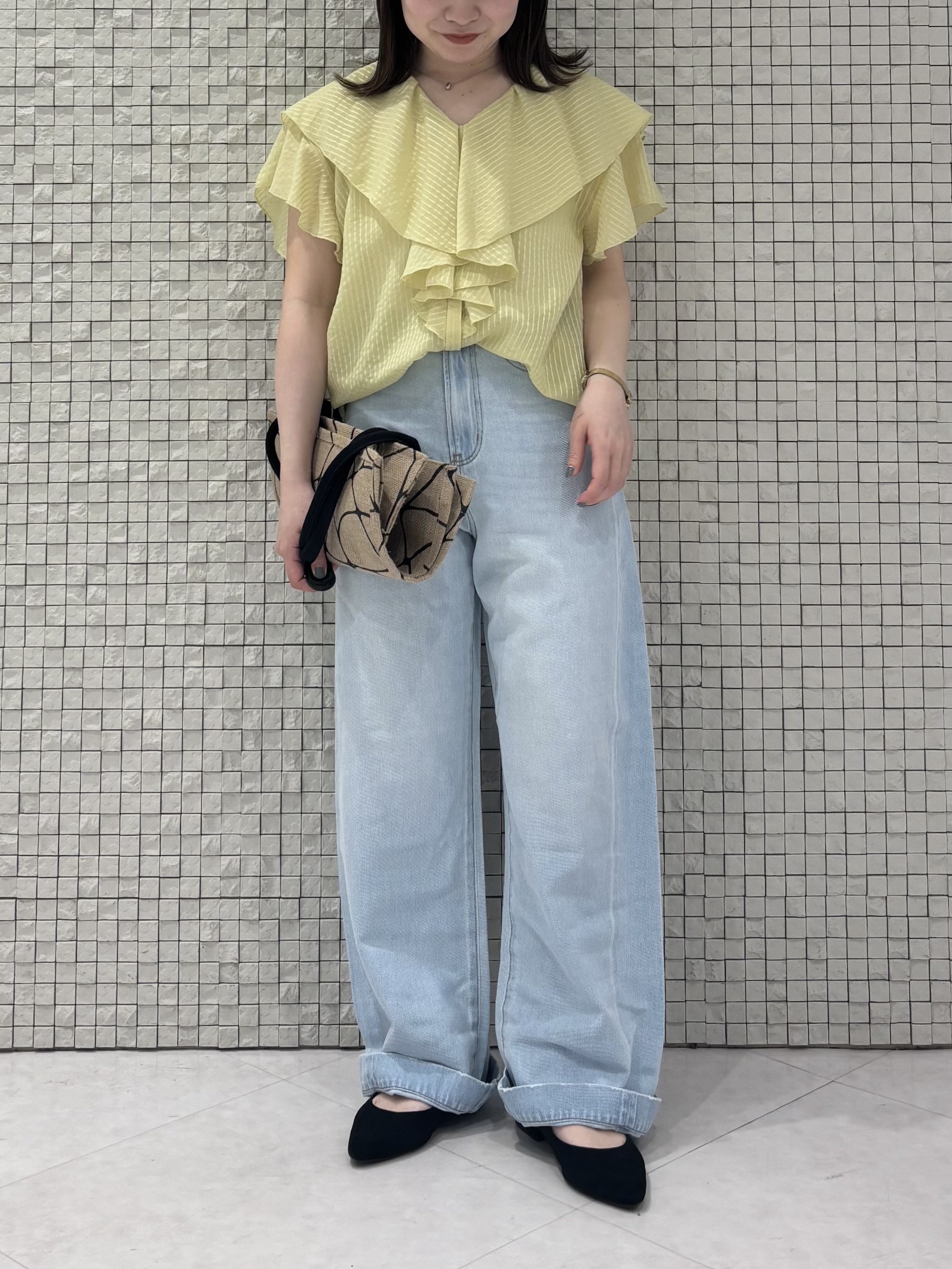sakuさんの「INDIVI｜フリルネックシアーブラウス」を使ったコーディネート