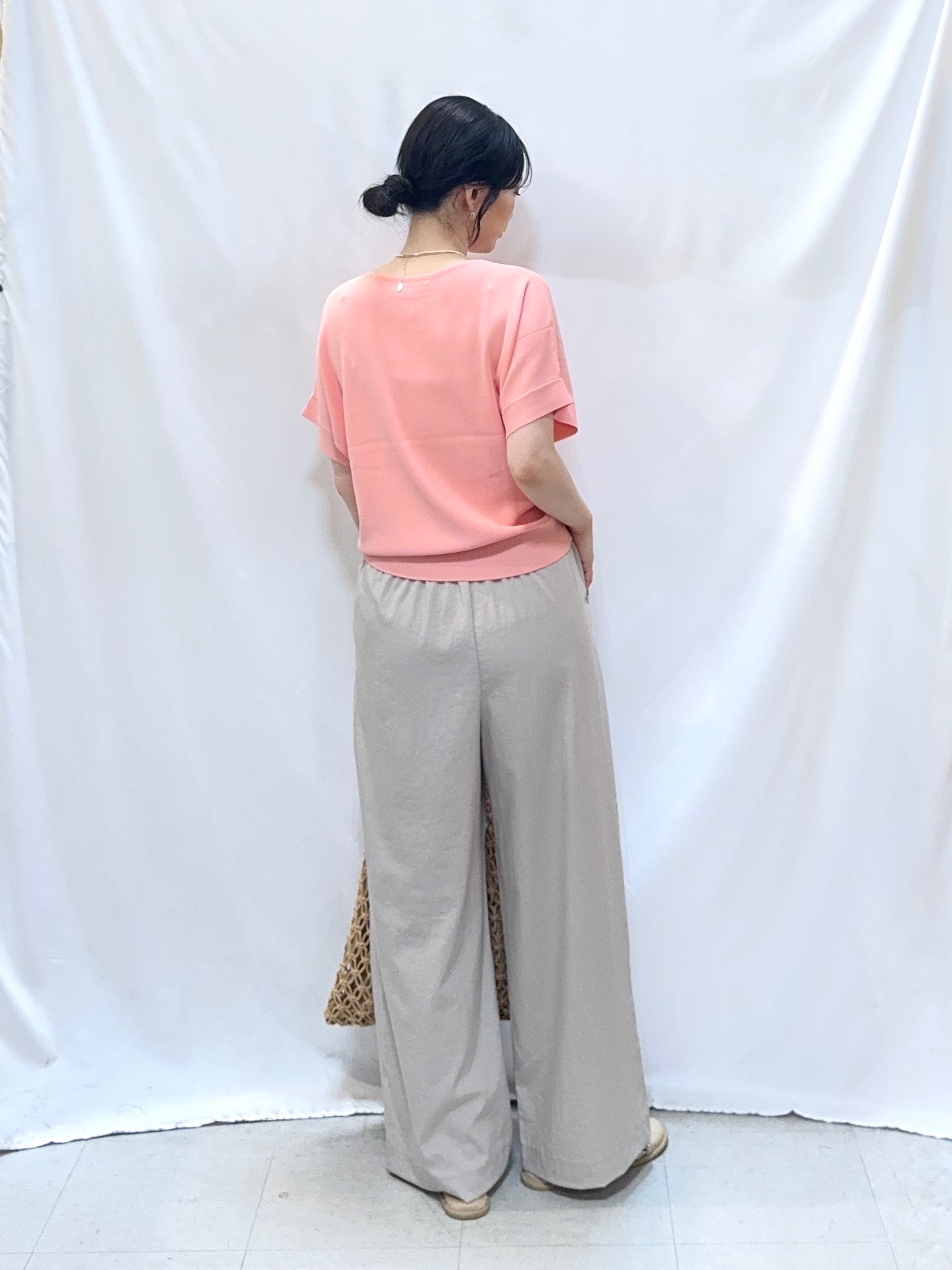 𝐇𝐢𝐫𝐨𝐦𝐢さんの「SHOO･LA･RUE｜【毎日洗える/ひんやり/UV/S-LL】二の腕隠れる さらっとドルマン半袖ニット」を使ったコーディネート