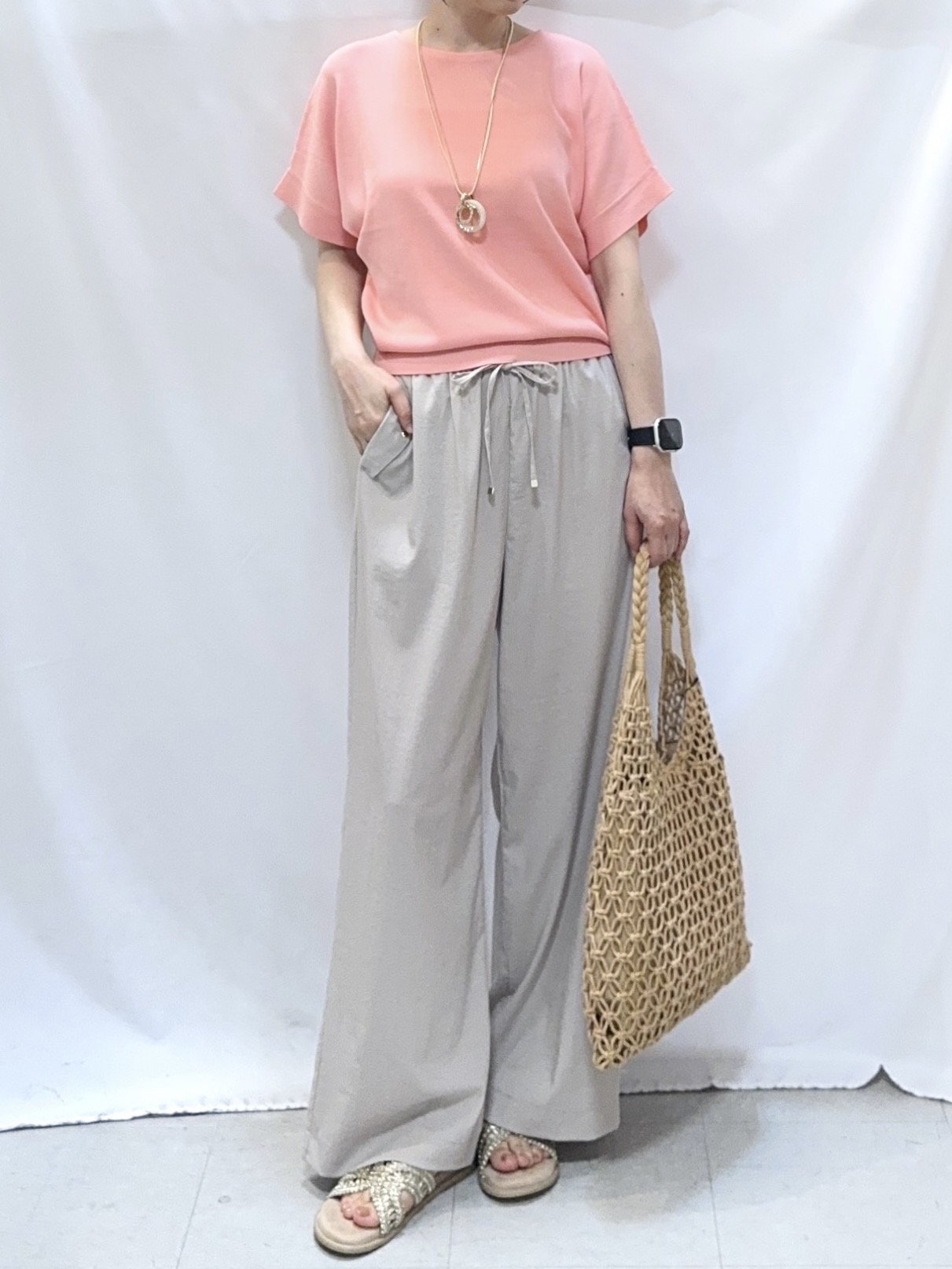 𝐇𝐢𝐫𝐨𝐦𝐢さんの「SHOO･LA･RUE｜【毎日洗える/ひんやり/UV/S-LL】二の腕隠れる さらっとドルマン半袖ニット」を使ったコーディネート