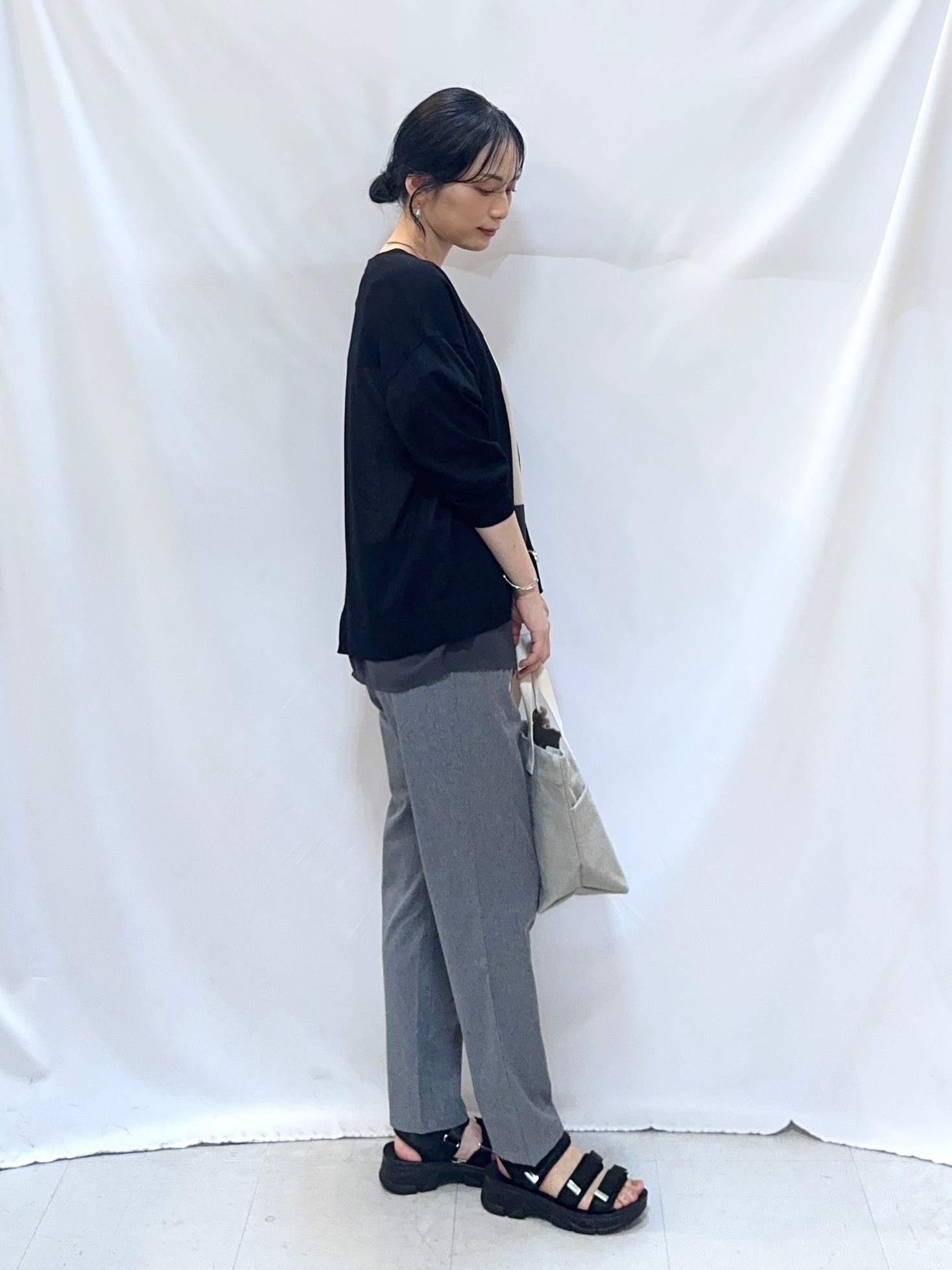 𝐇𝐢𝐫𝐨𝐦𝐢さんの「SHOO･LA･RUE｜【ひんやり/洗濯機可/S-LL】オンにもオフにも マルチに使えるボタンレスカーディガン」を使ったコーディネート