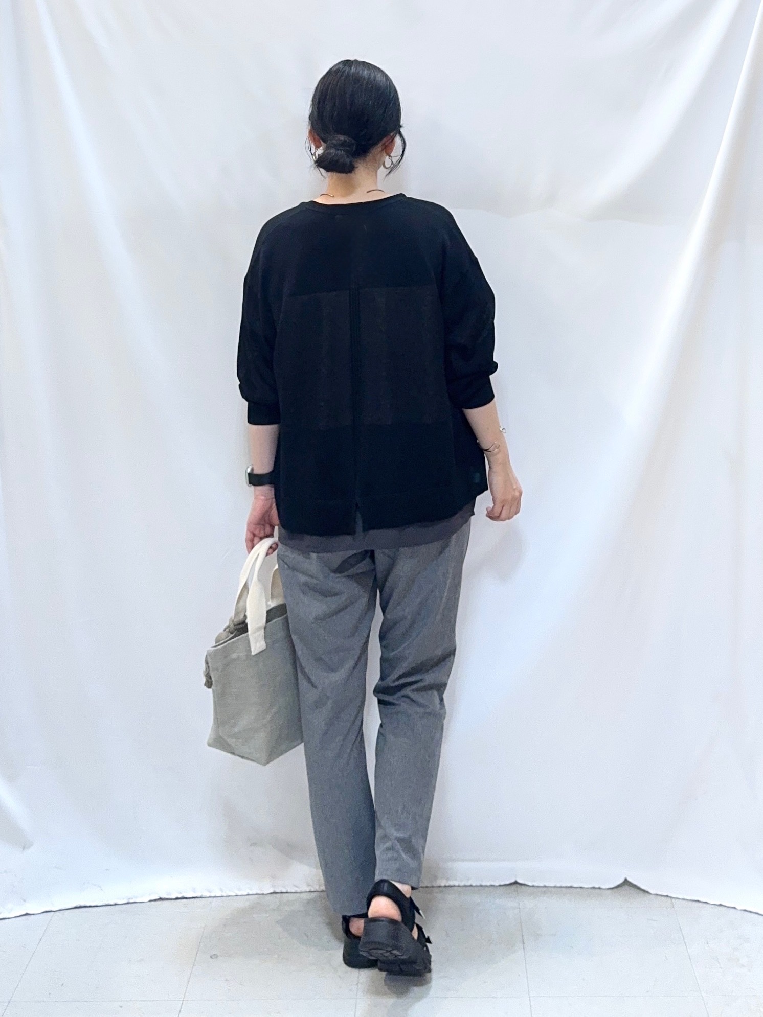 𝐇𝐢𝐫𝐨𝐦𝐢さんの「SHOO･LA･RUE｜【ひんやり/洗濯機可/S-LL】オンにもオフにも マルチに使えるボタンレスカーディガン」を使ったコーディネート