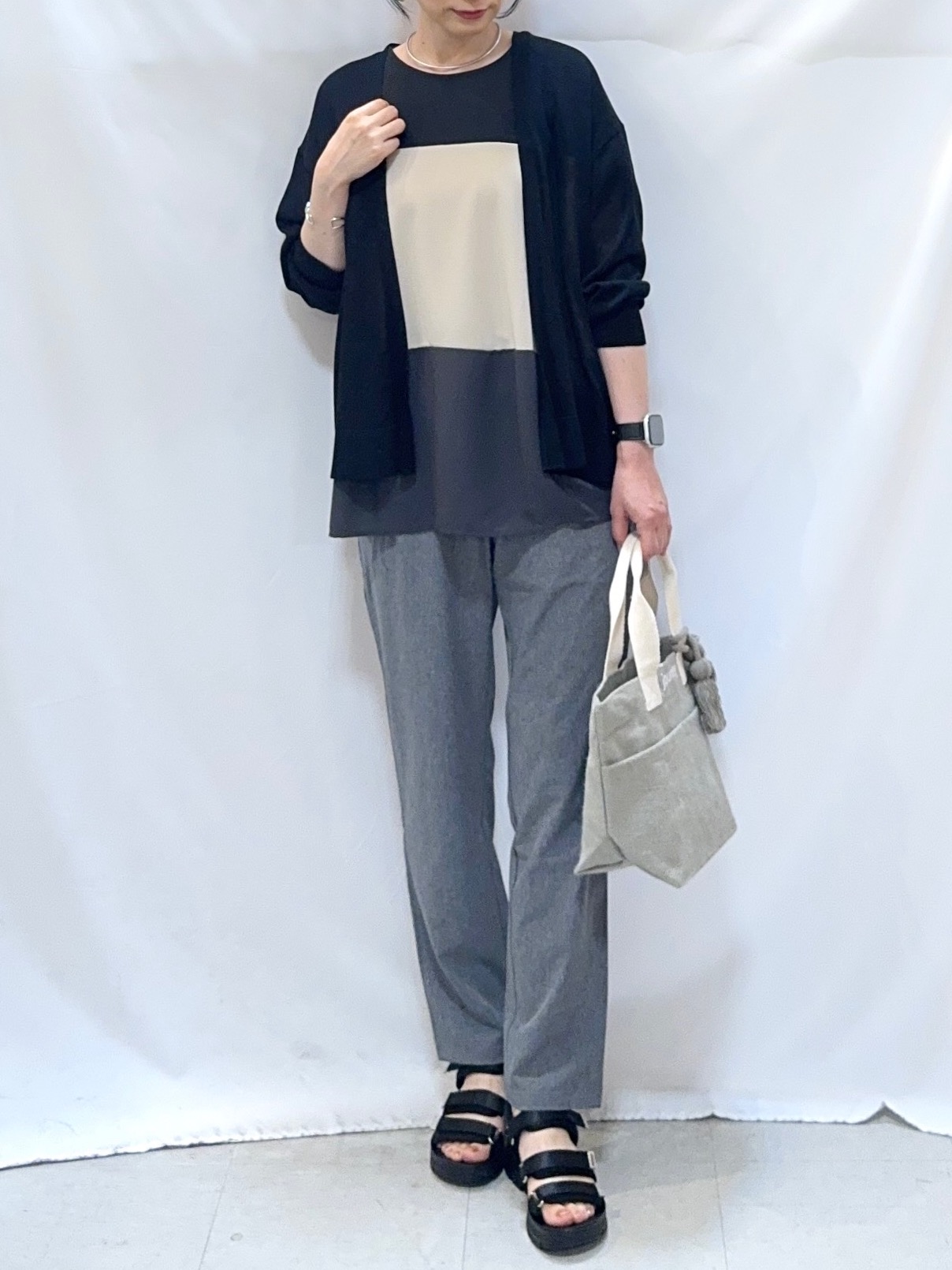 𝐇𝐢𝐫𝐨𝐦𝐢さんの「SHOO･LA･RUE｜【ひんやり/洗濯機可/S-LL】オンにもオフにも マルチに使えるボタンレスカーディガン」を使ったコーディネート
