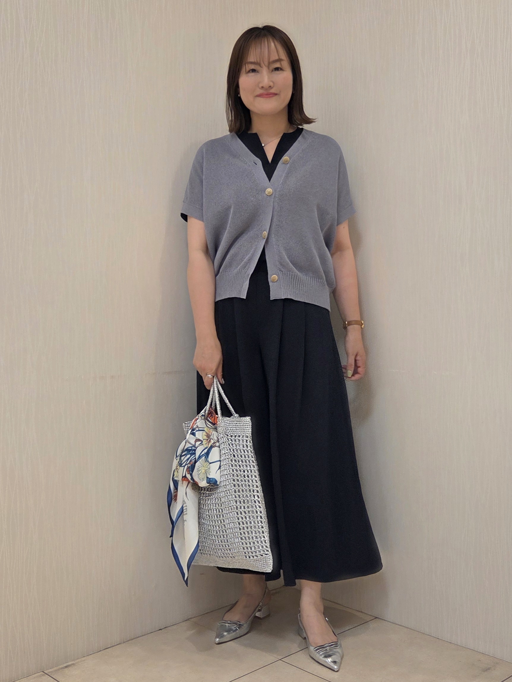 naokoさんの「UNTITLED｜【UV/接触冷感/セットアップ可】リラクシーキーVネックブラウス」を使ったコーディネート