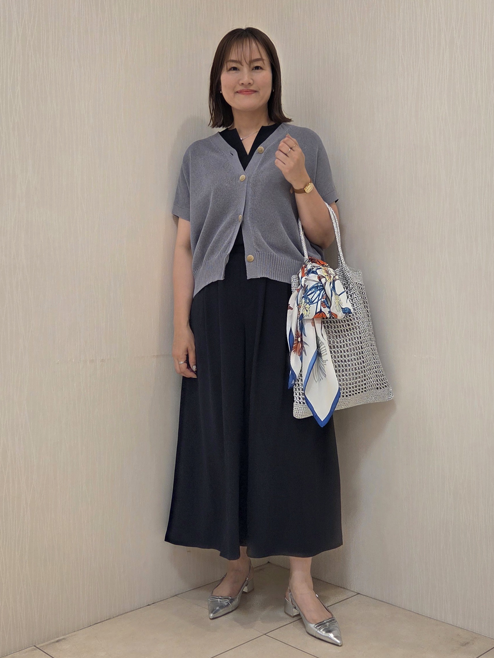 naokoさんの「UNTITLED｜【UV/接触冷感/セットアップ可】リラクシーキーVネックブラウス」を使ったコーディネート