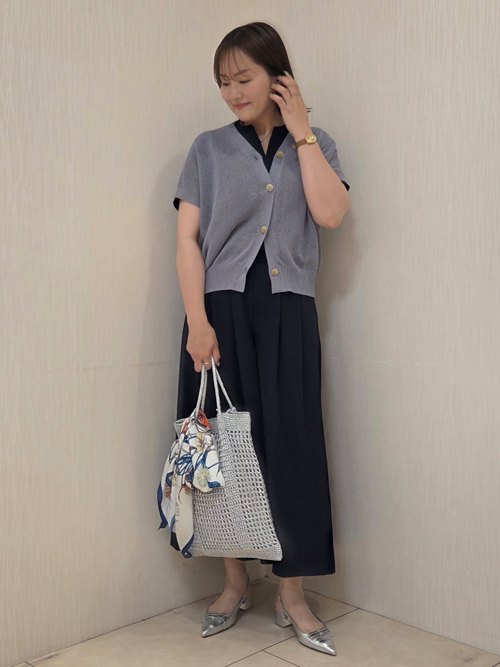 naokoさんの「UNTITLED｜【UV/接触冷感/セットアップ可】リラクシーキーVネックブラウス」を使ったコーディネート