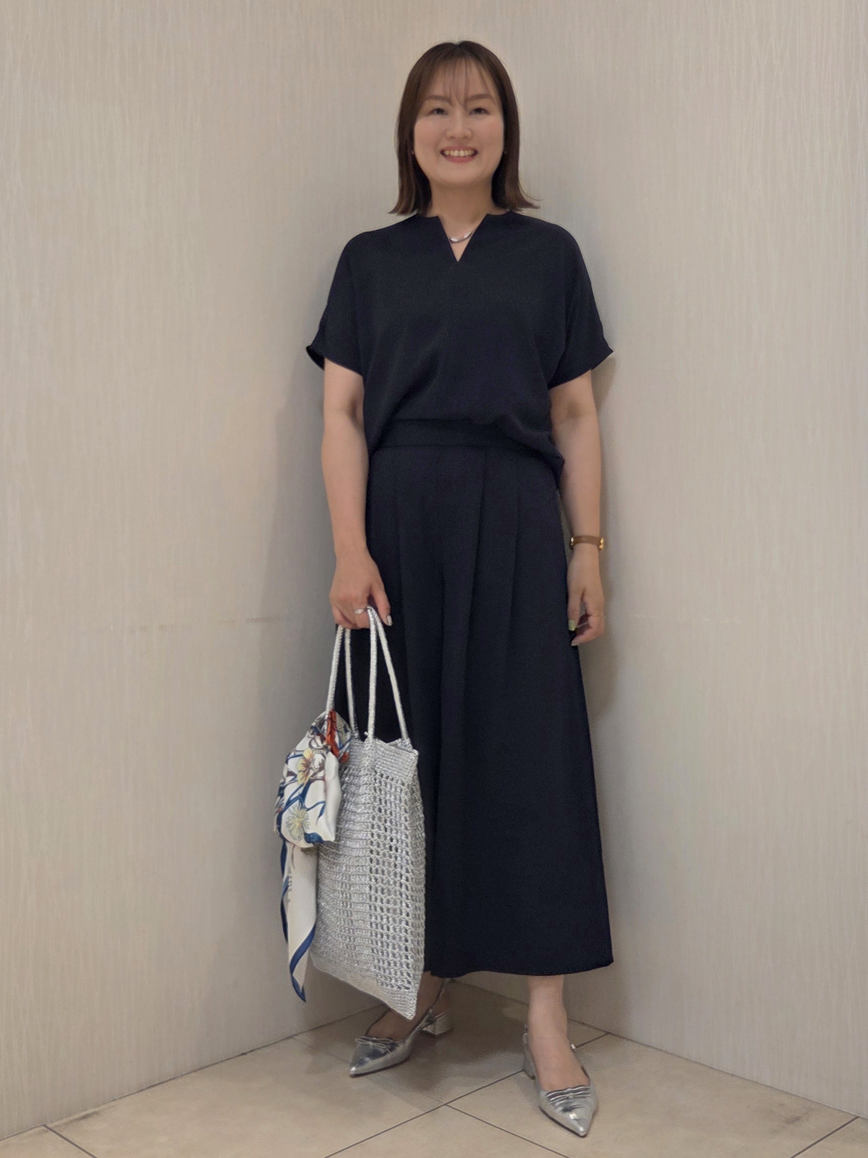 naokoさんの「UNTITLED｜【UV/接触冷感/セットアップ可】リラクシーキーVネックブラウス」を使ったコーディネート