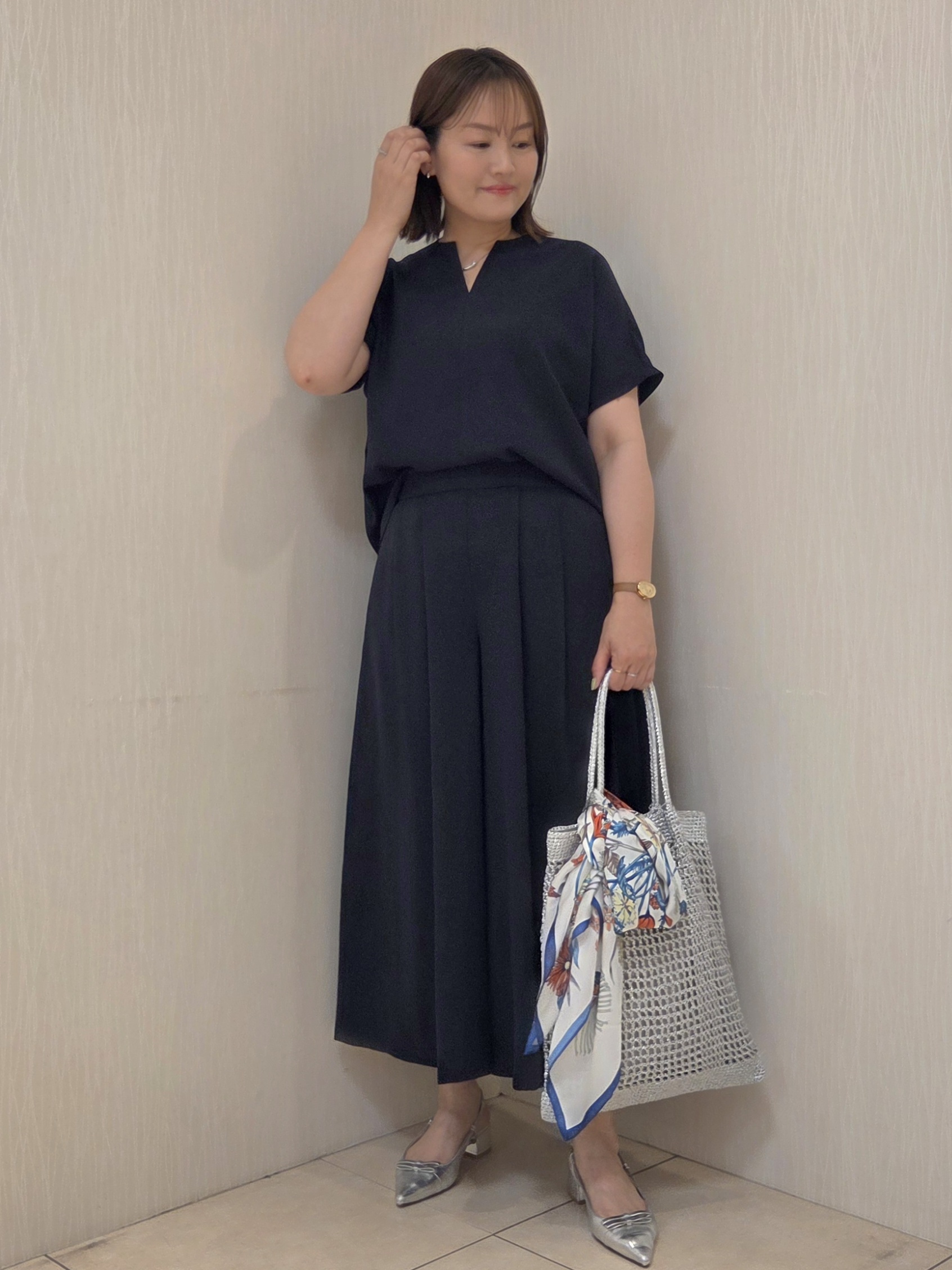 naokoさんの「UNTITLED｜【UV/接触冷感/セットアップ可】リラクシーキーVネックブラウス」を使ったコーディネート